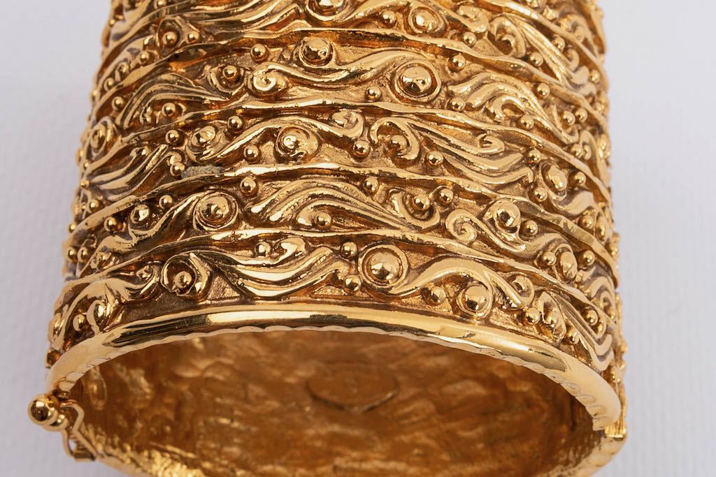 Bracelet manchette dore Chanel 1980s