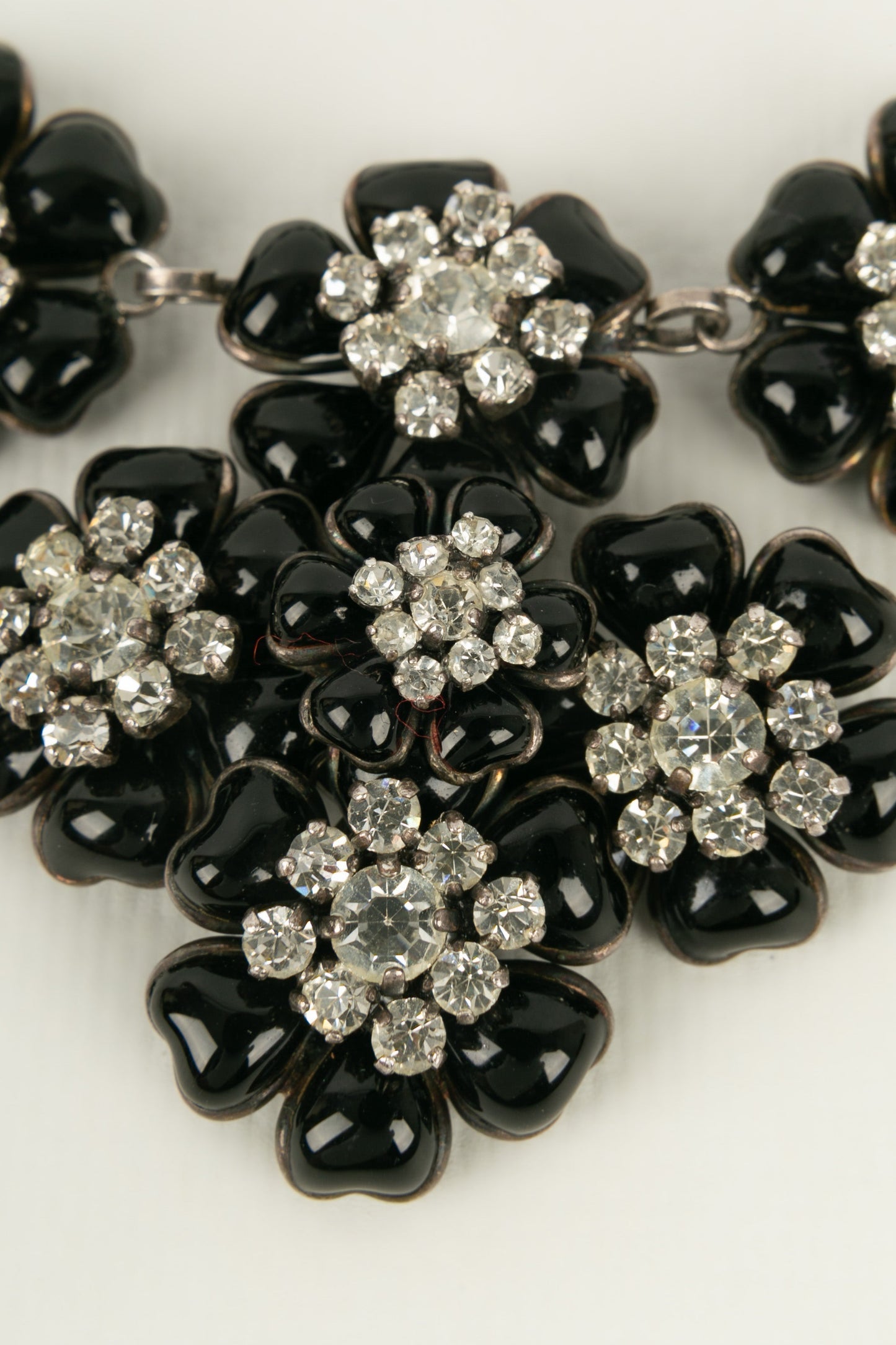 Collier camlias en pte de verre Chanel