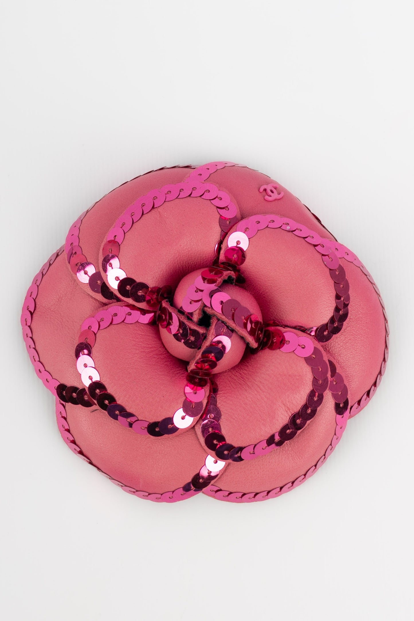 Broche camlia en cuir Chanel