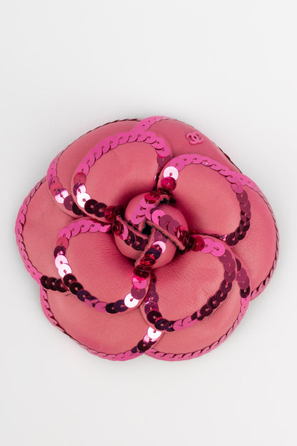 Broche camlia en cuir Chanel