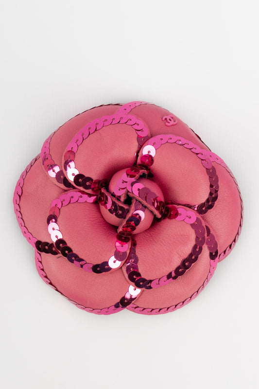 Broche camlia en cuir Chanel
