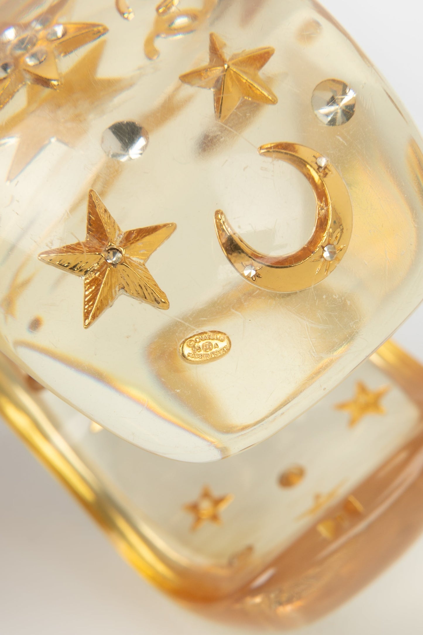 Bracelet manchette en lucite Chanel