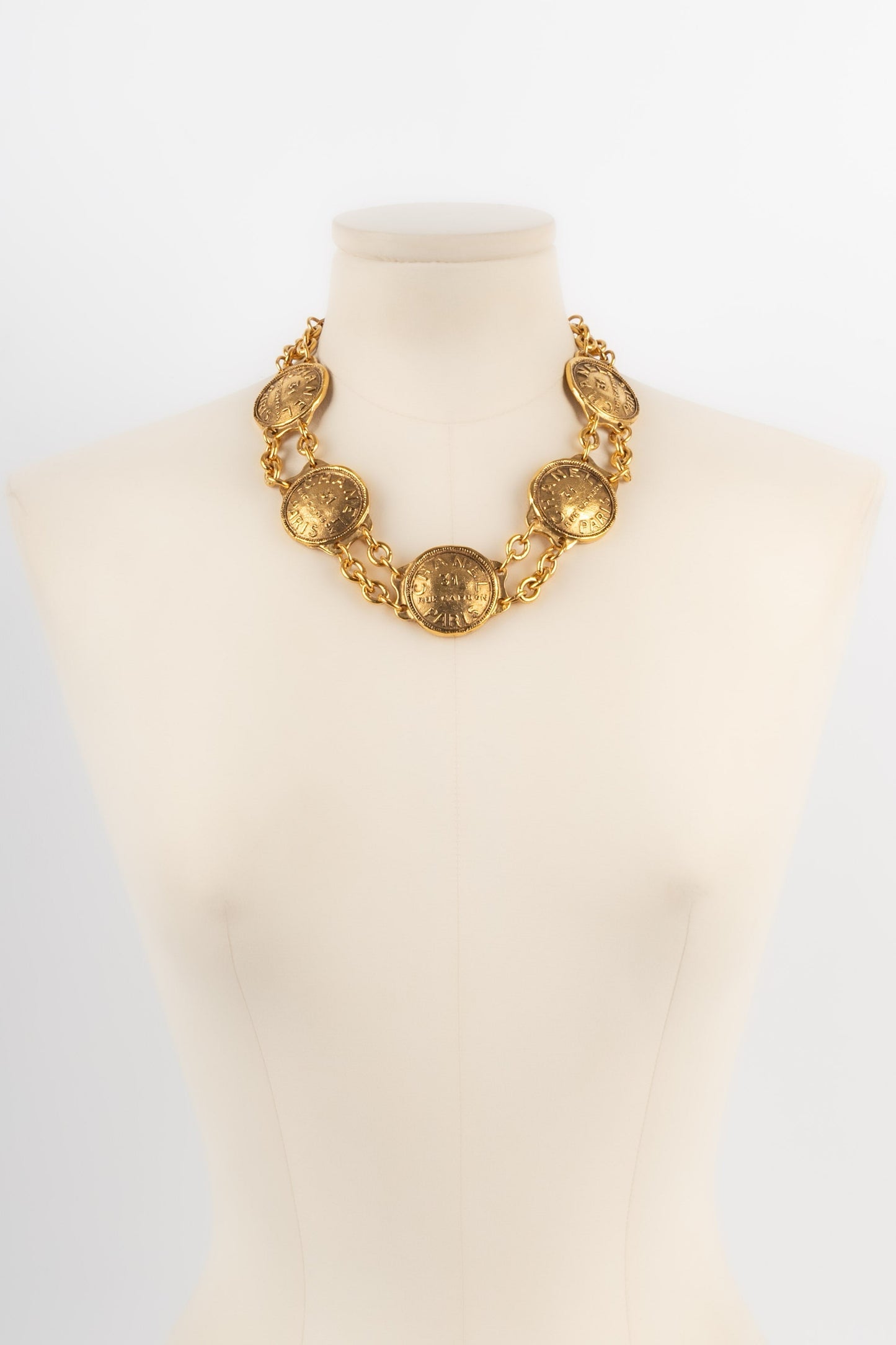 Collier court en mtal dor Chanel