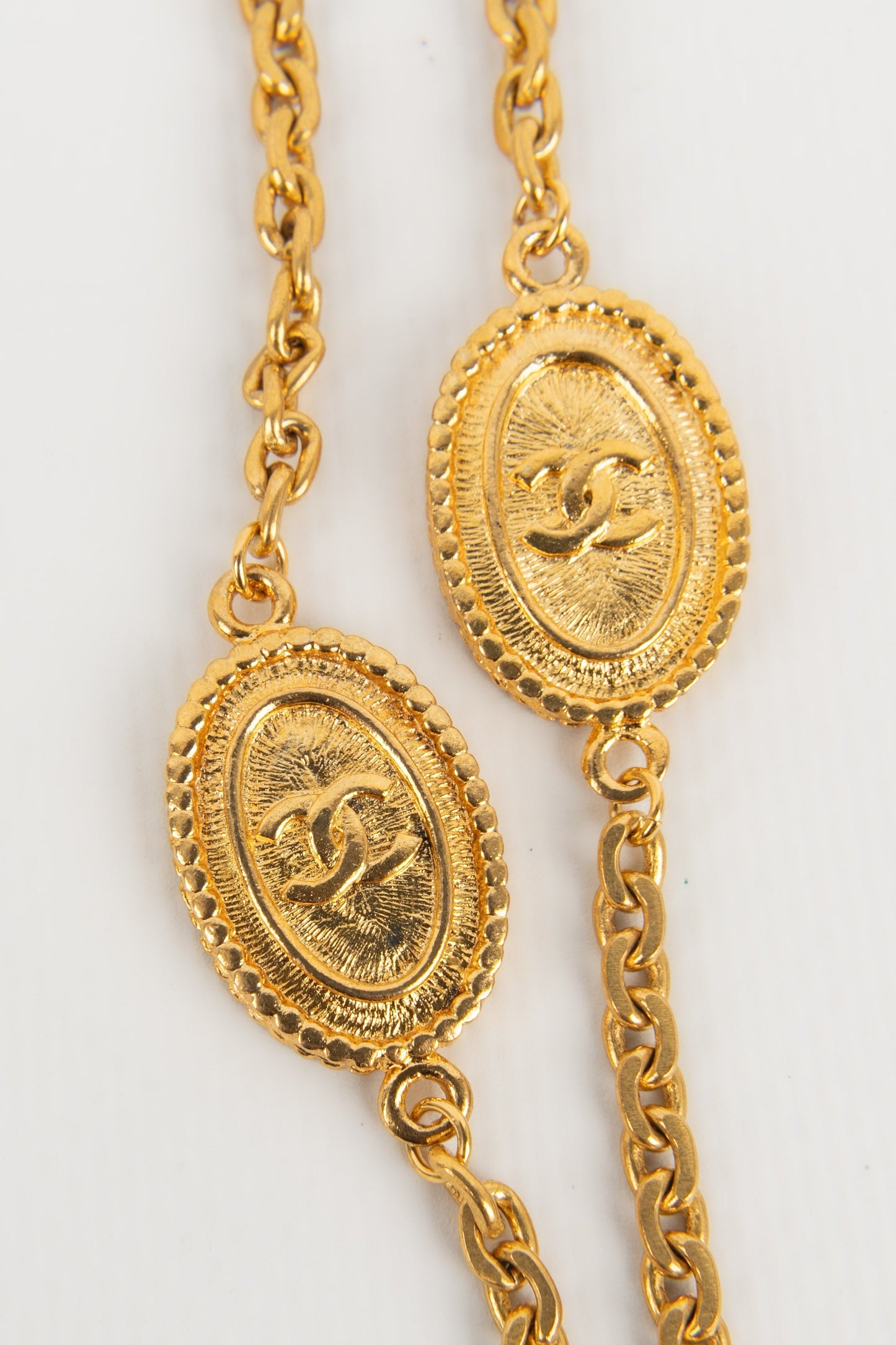 Collier / Sautoir en mtal dor Chanel 1980's