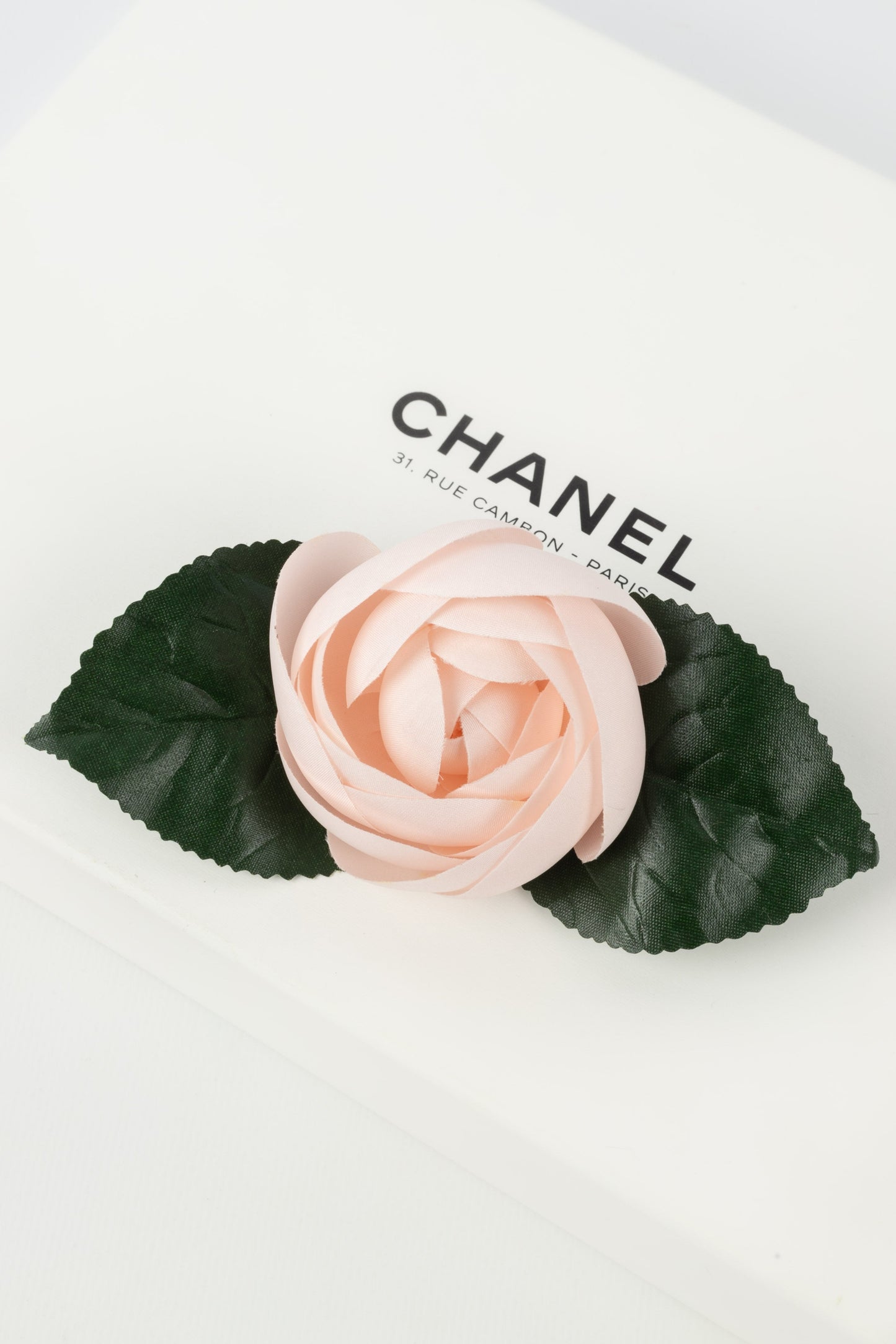 Broche camlia Chanel