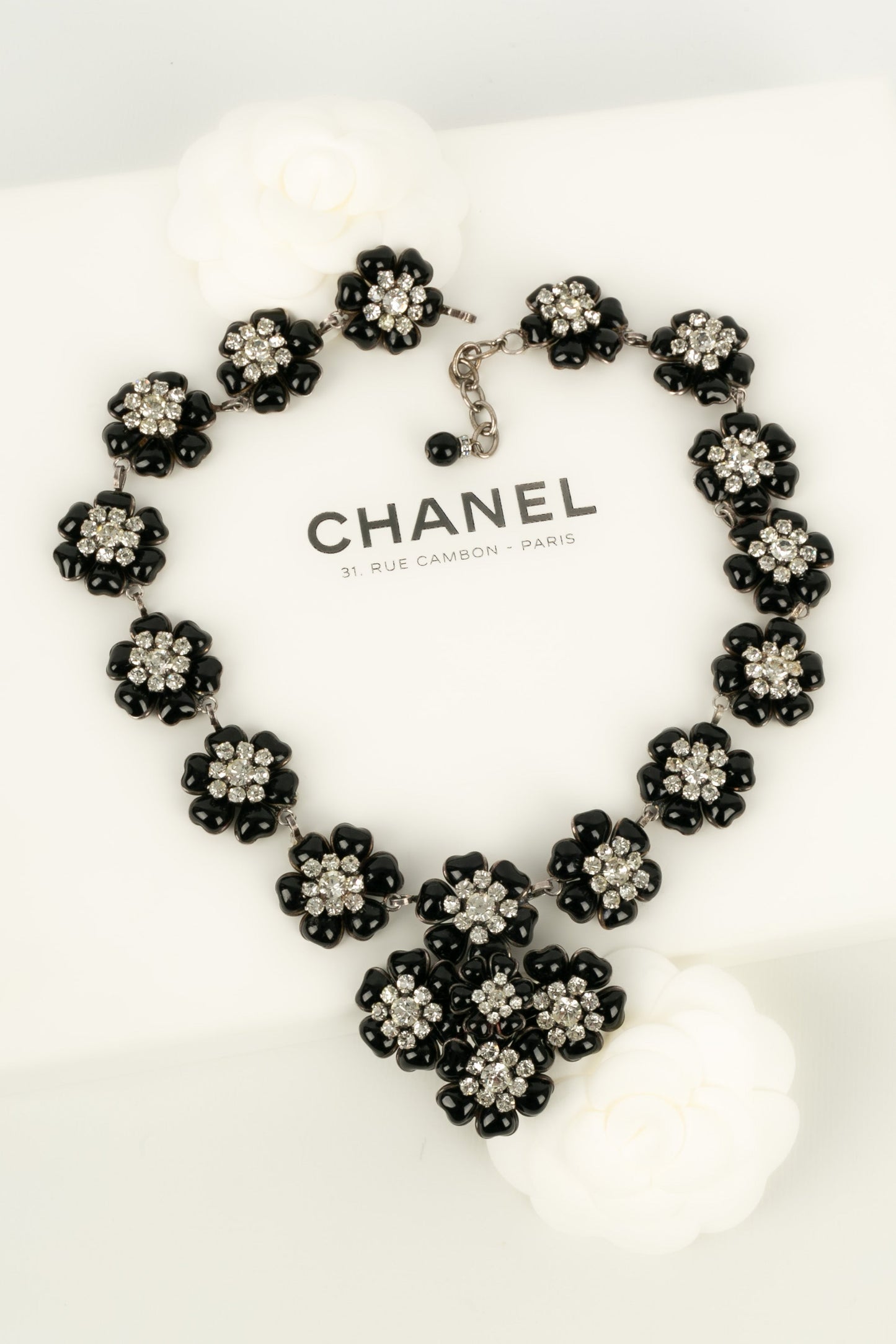 Collier camlias en pte de verre Chanel