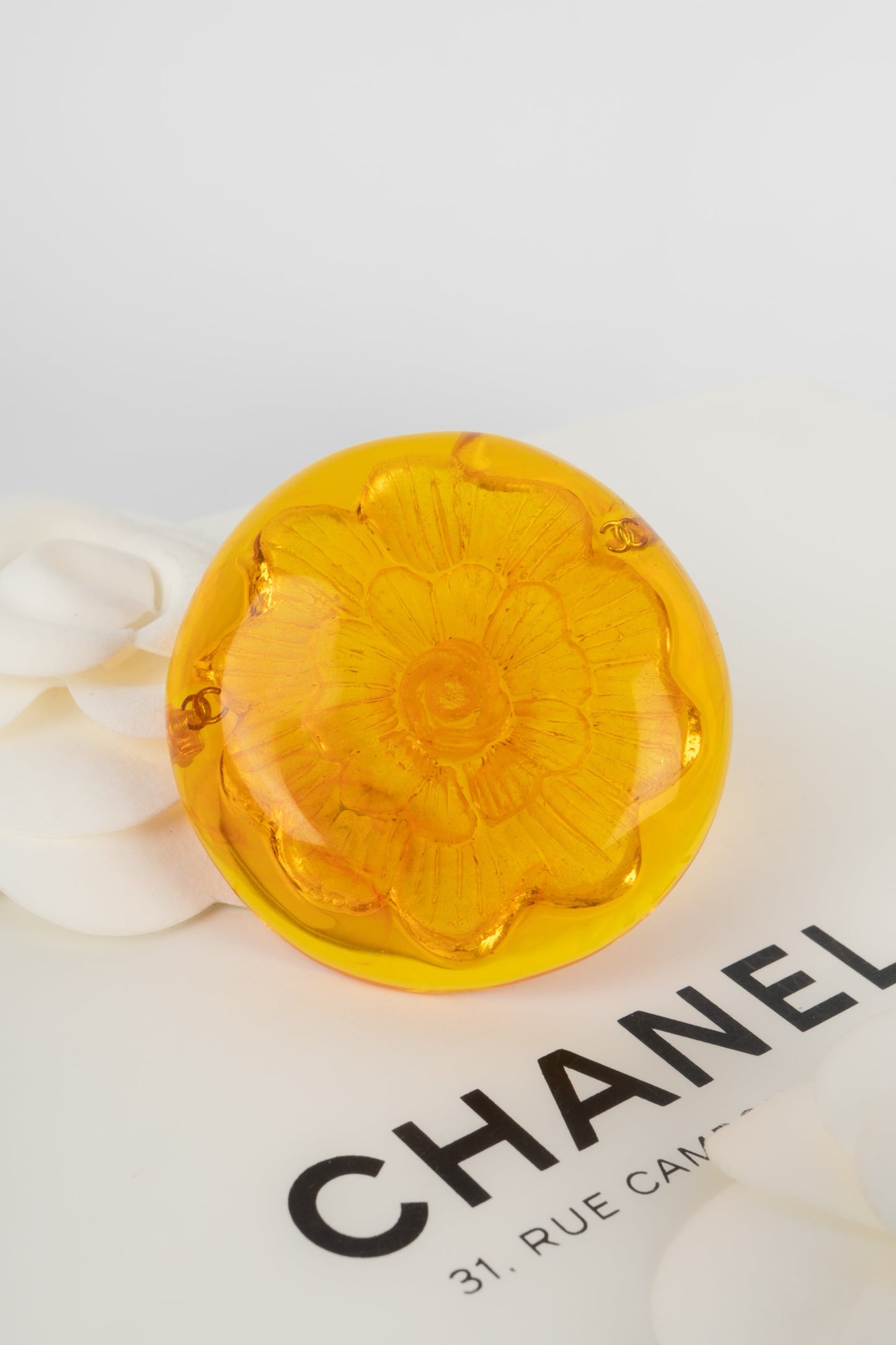 Broche camlia Chanel