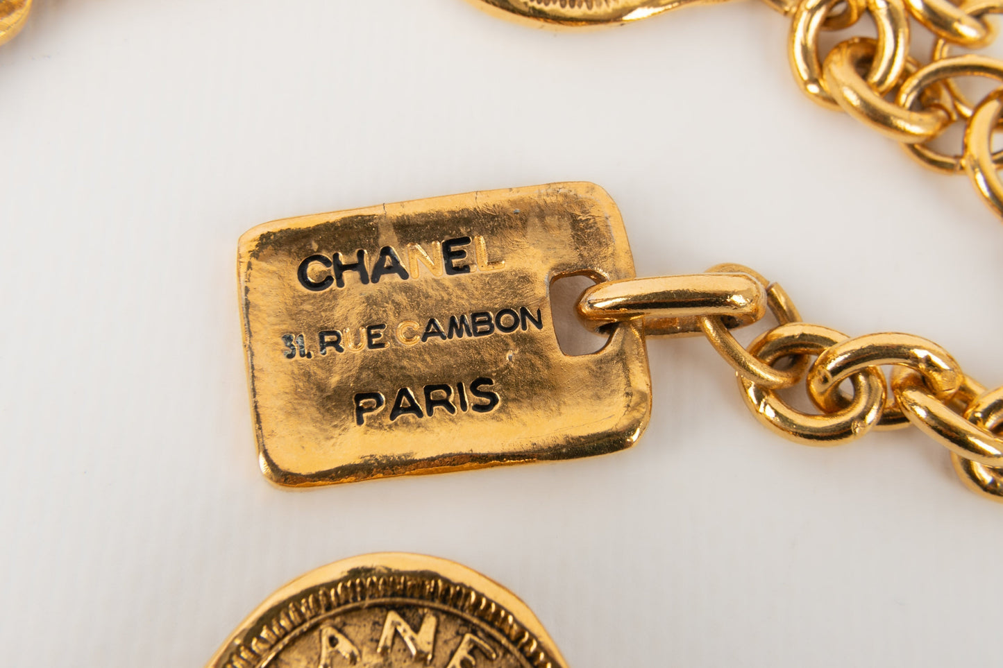 Collier court en mtal dor Chanel