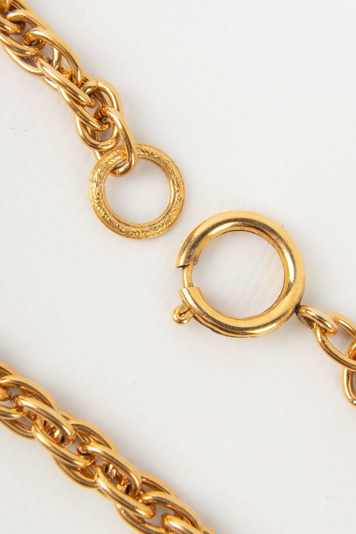 Collier / sautoir en mtal dor Chanel