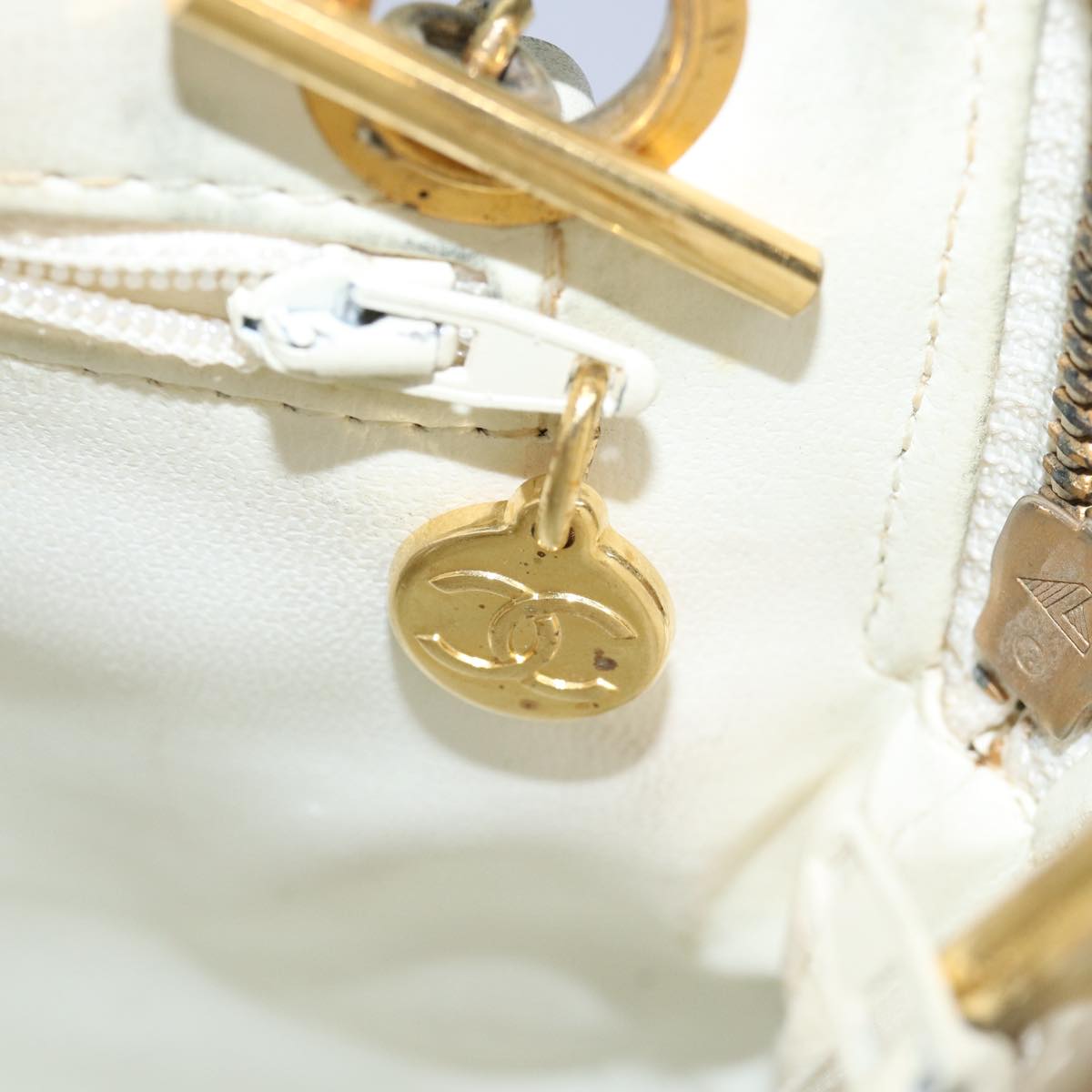 CHANEL Matelasse Chain Shoulder Bag Leather White CC 76482