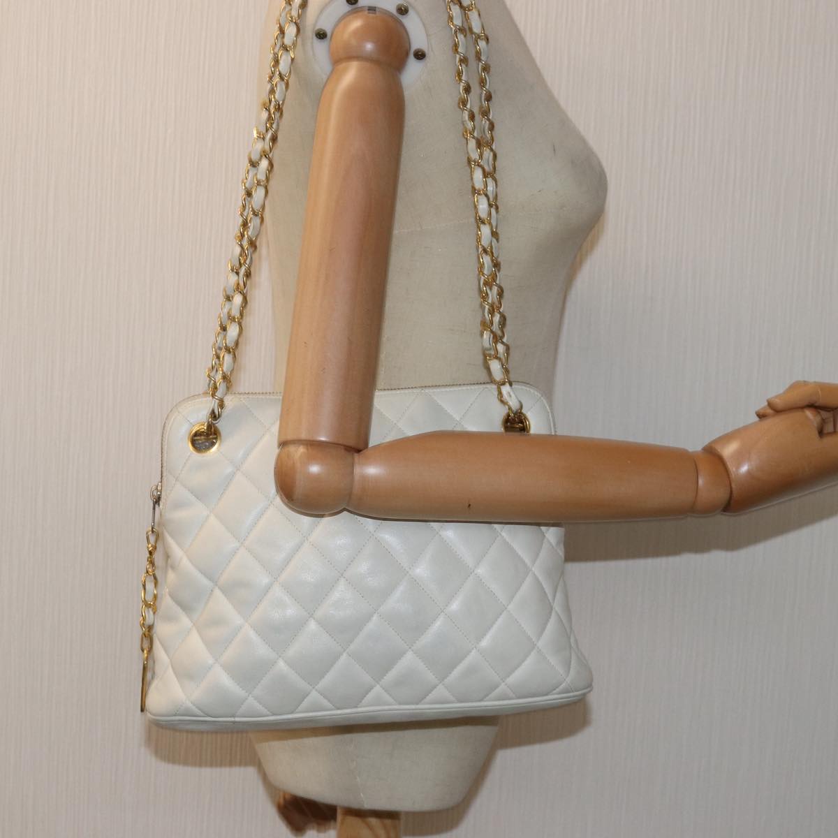 CHANEL Matelasse Chain Shoulder Bag Leather White CC 76482