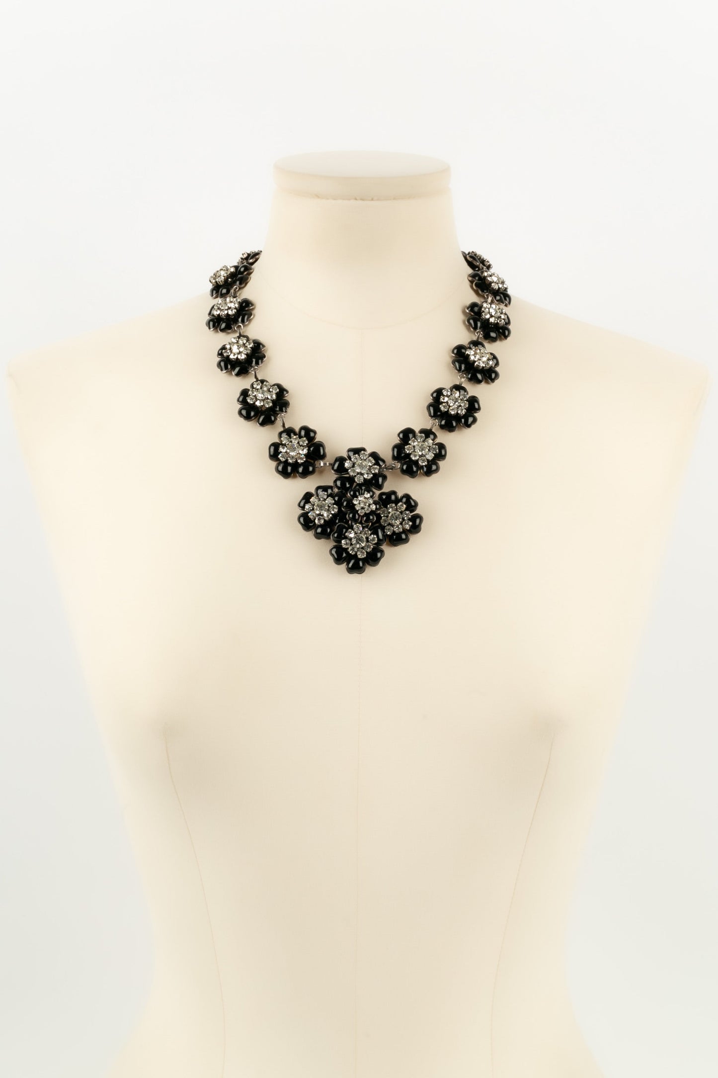Collier camlias en pte de verre Chanel