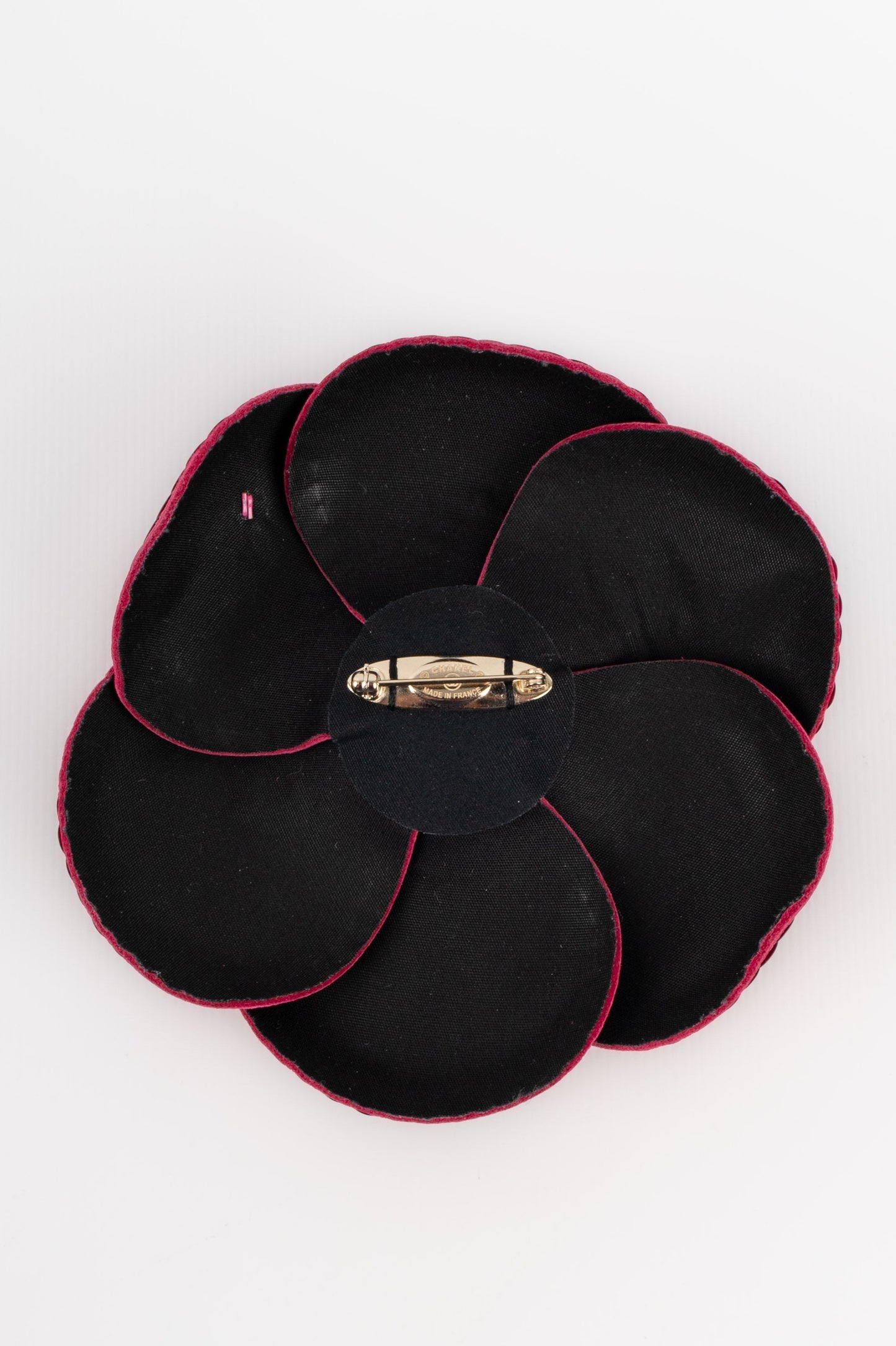 Broche camlia en cuir Chanel