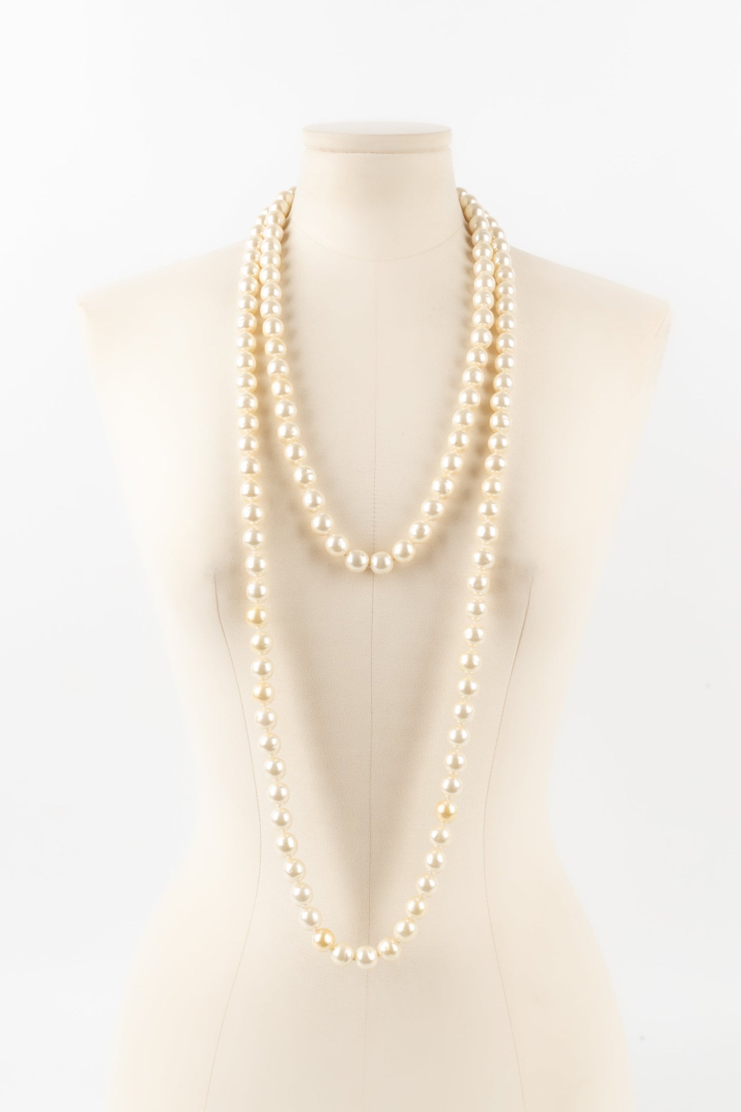 Collier / sautoir de perles nacres Chanel