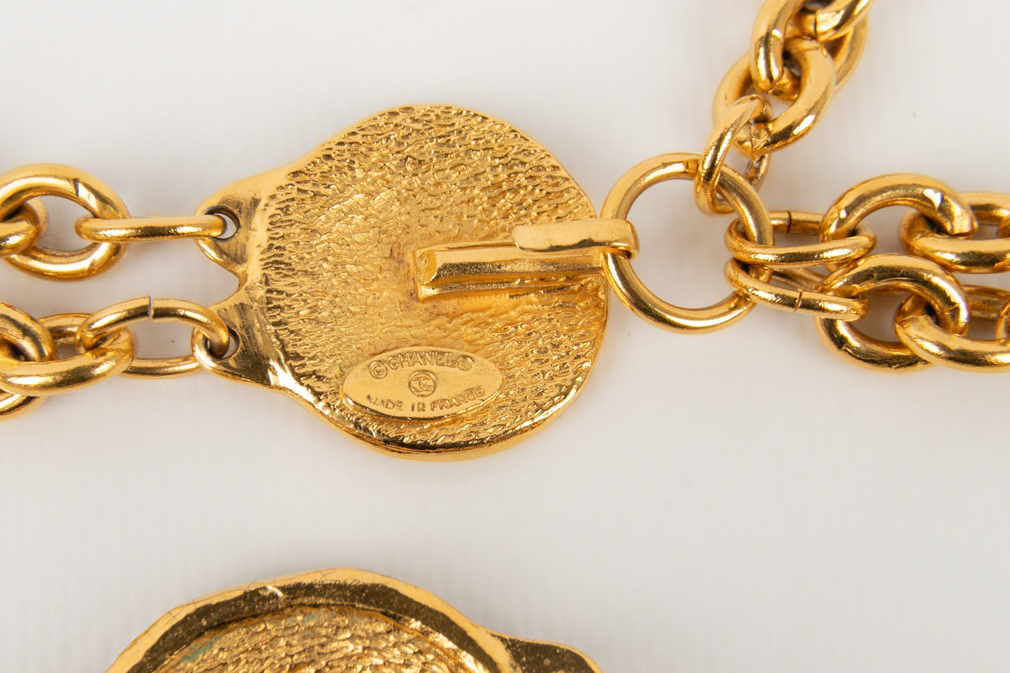 Collier court en mtal dor Chanel