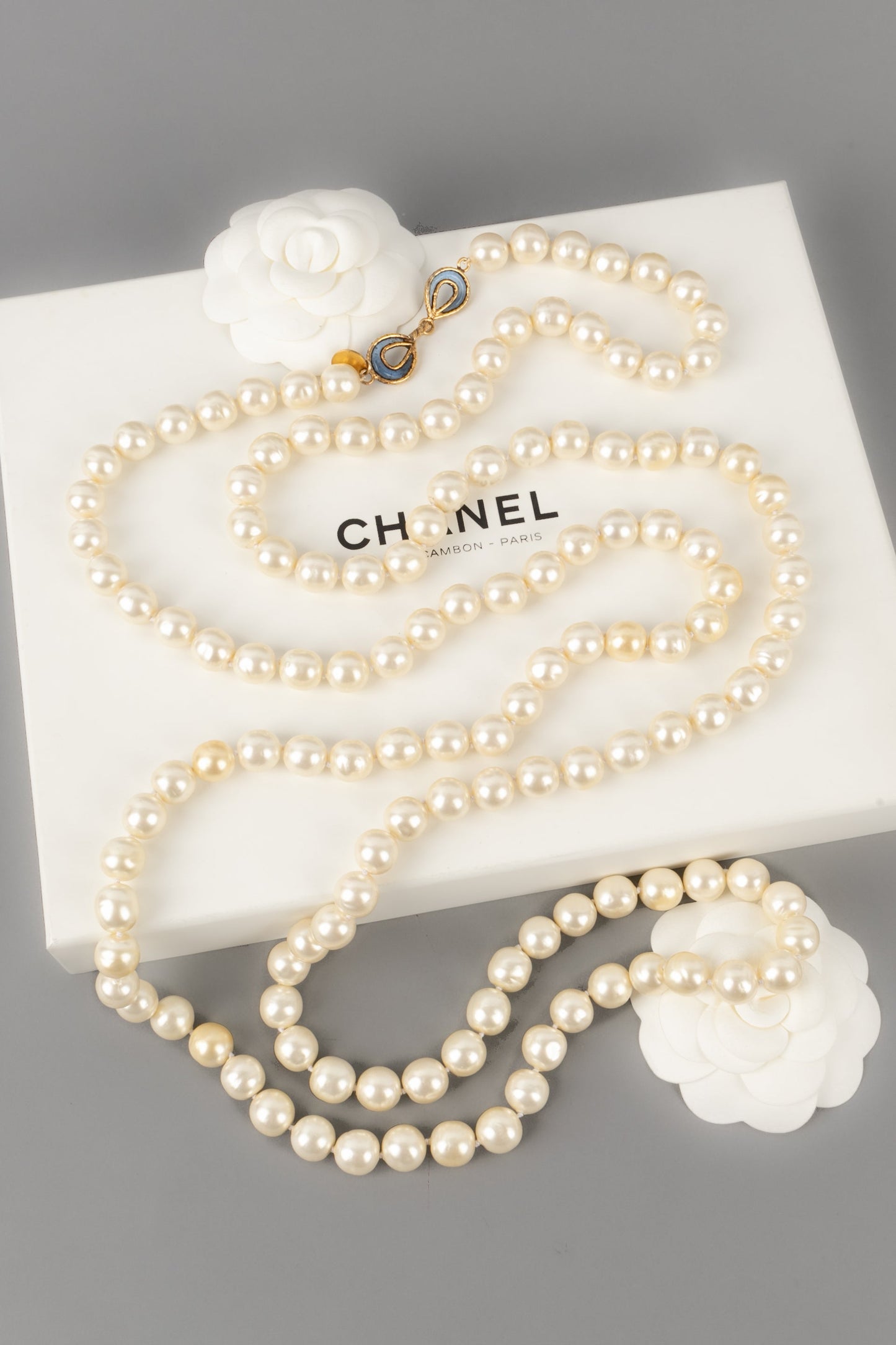 Collier / sautoir de perles nacres Chanel