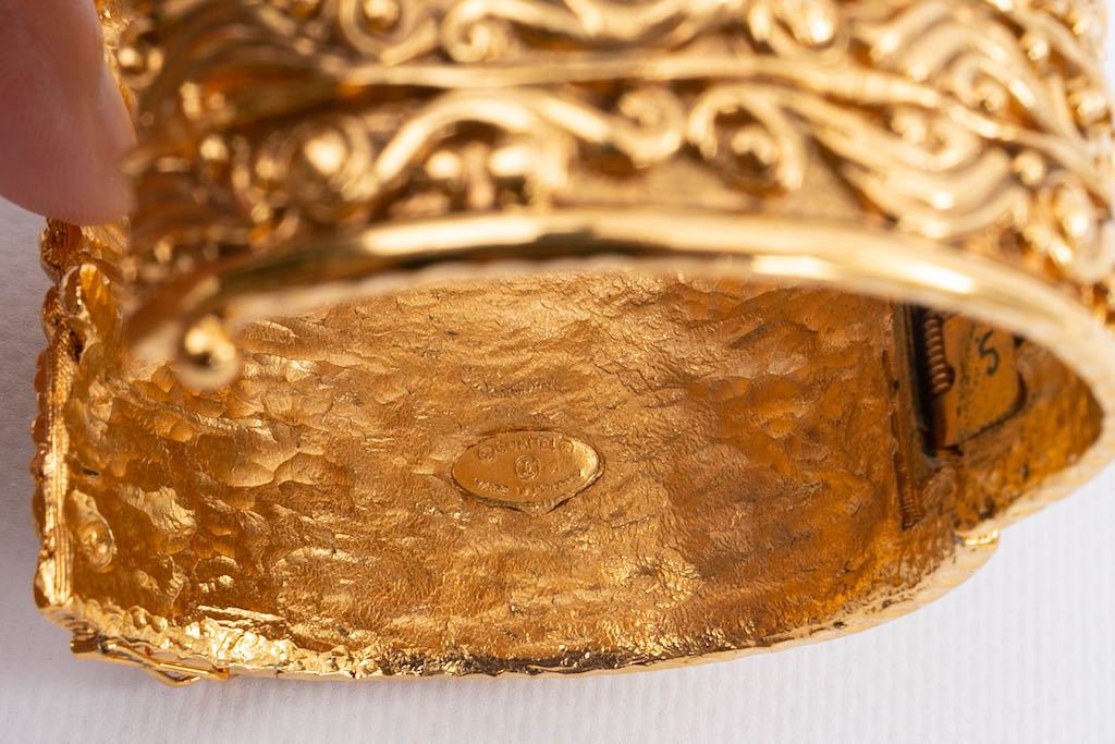 Bracelet manchette dore Chanel 1980s