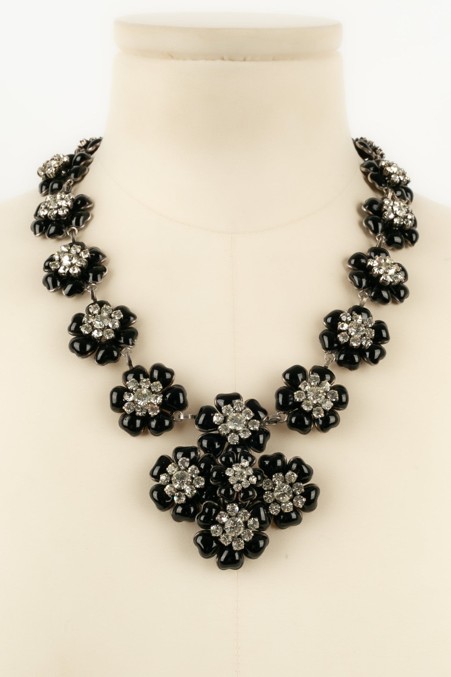 Collier camlias en pte de verre Chanel