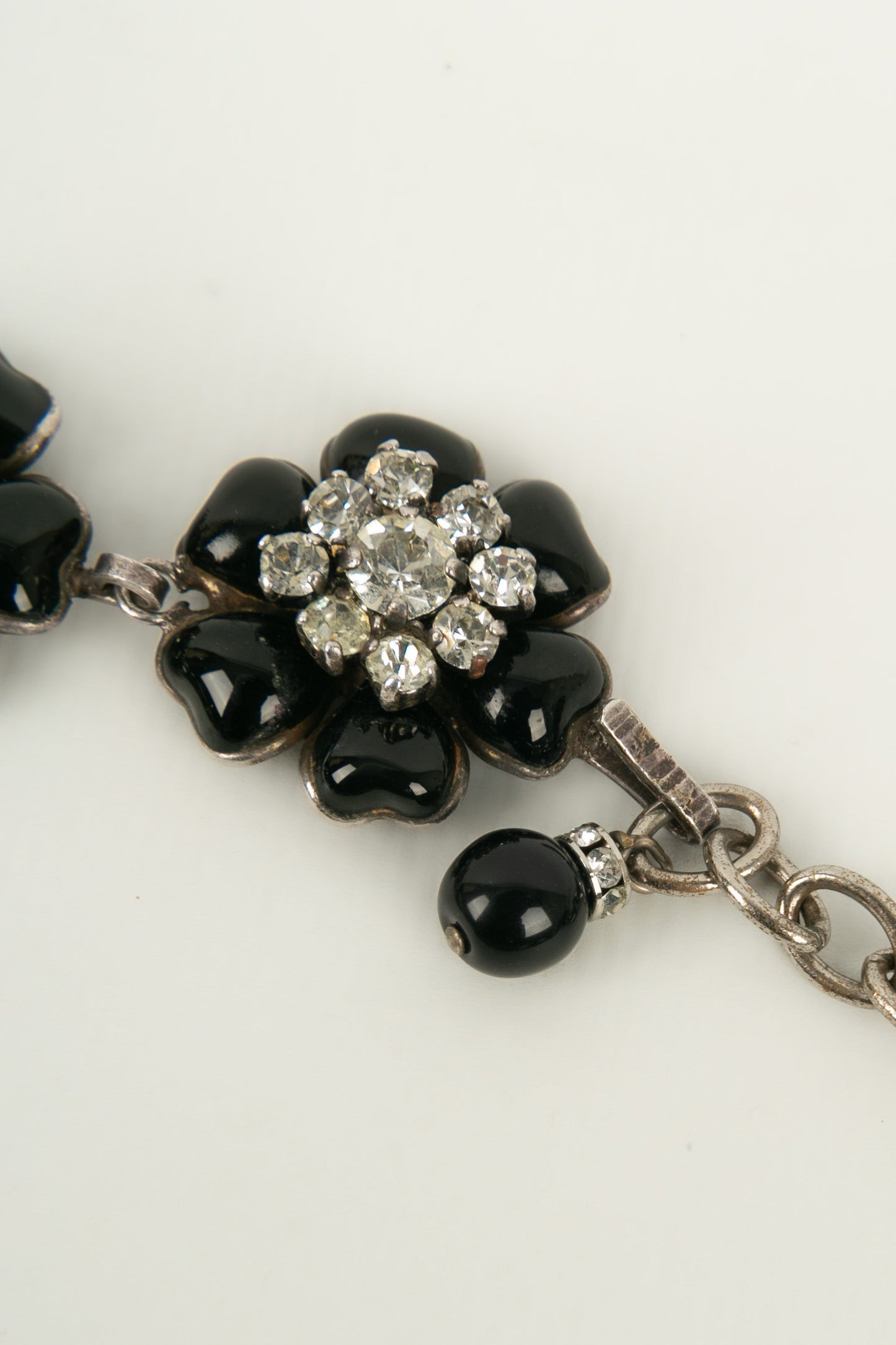 Collier camlias en pte de verre Chanel