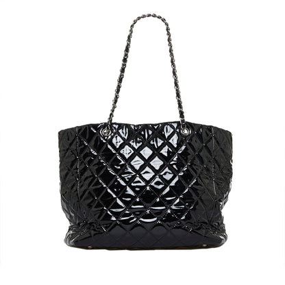 Chanel CC Charm Quilted Patent Leather Tote Bag (SHG-Ctv5c8)