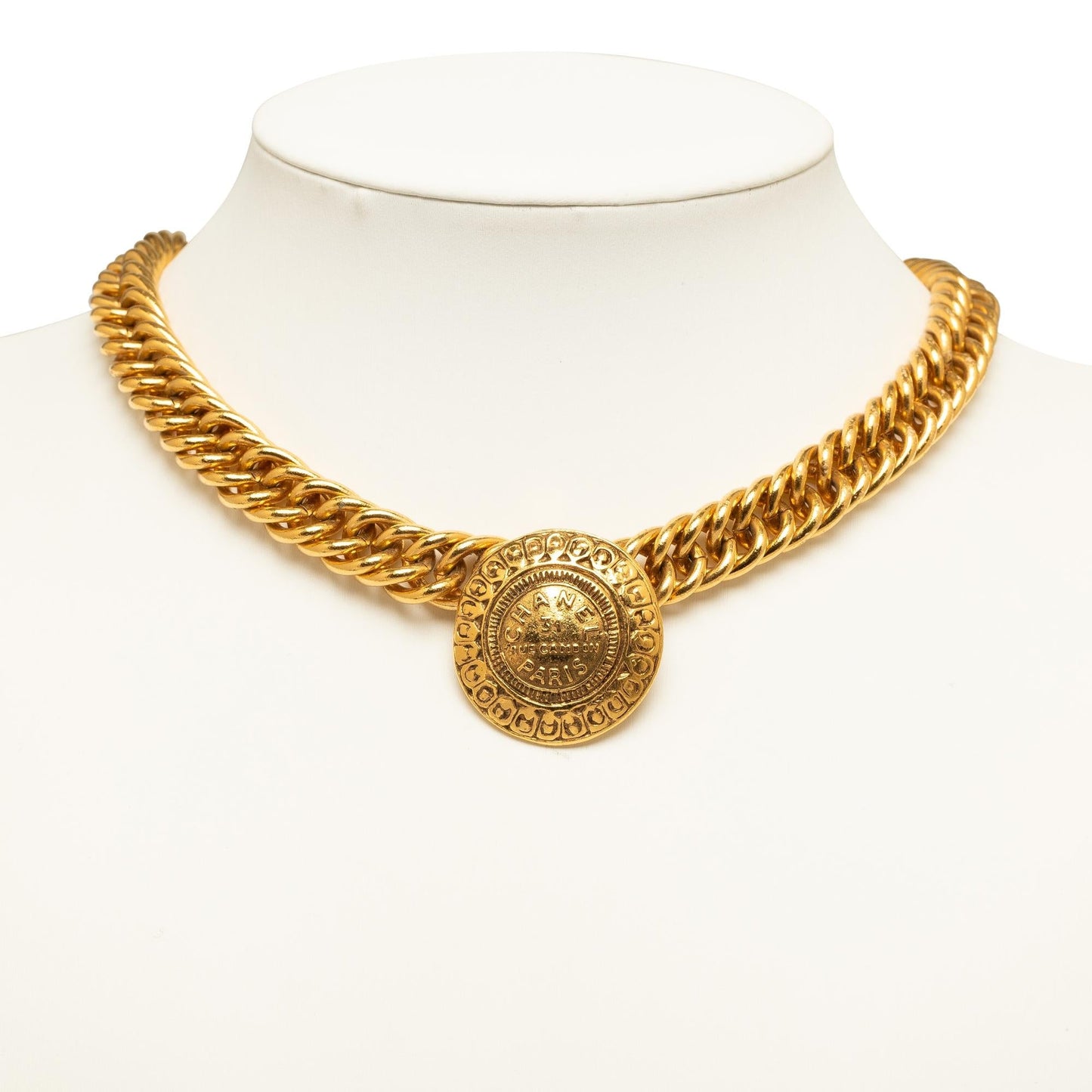 Chanel CC Medallion Pendant Necklace (SHG-p6R6u3)