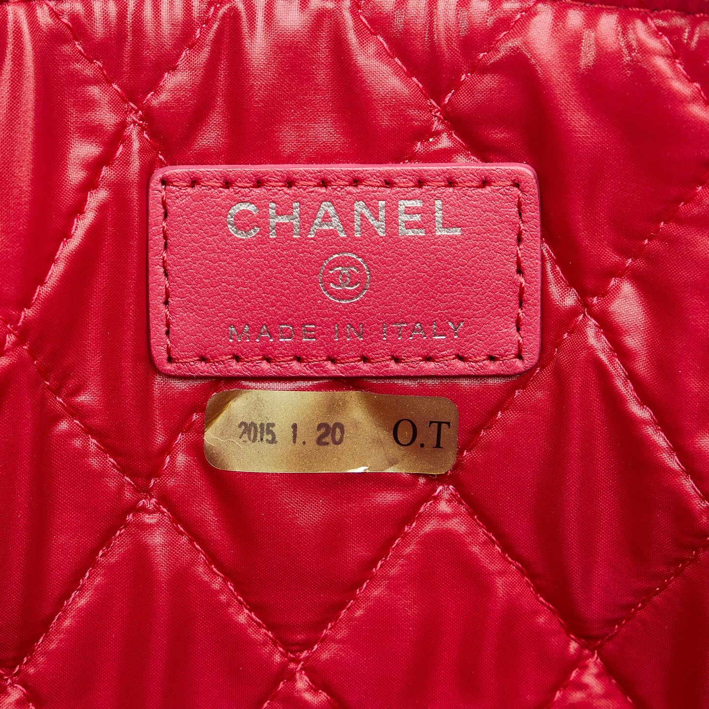 Chanel CC Quilted Patent Leather O Case (SHG-b3vxmg)