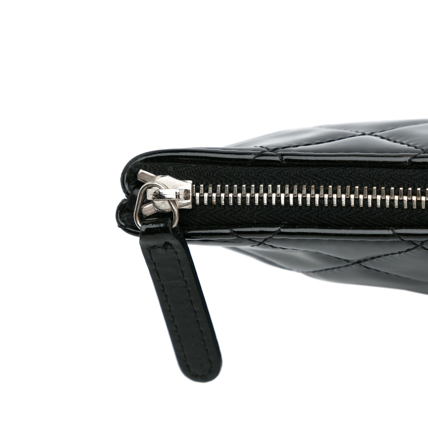 Chanel CC Quilted Patent Leather Pouch (SHG-30waO1)