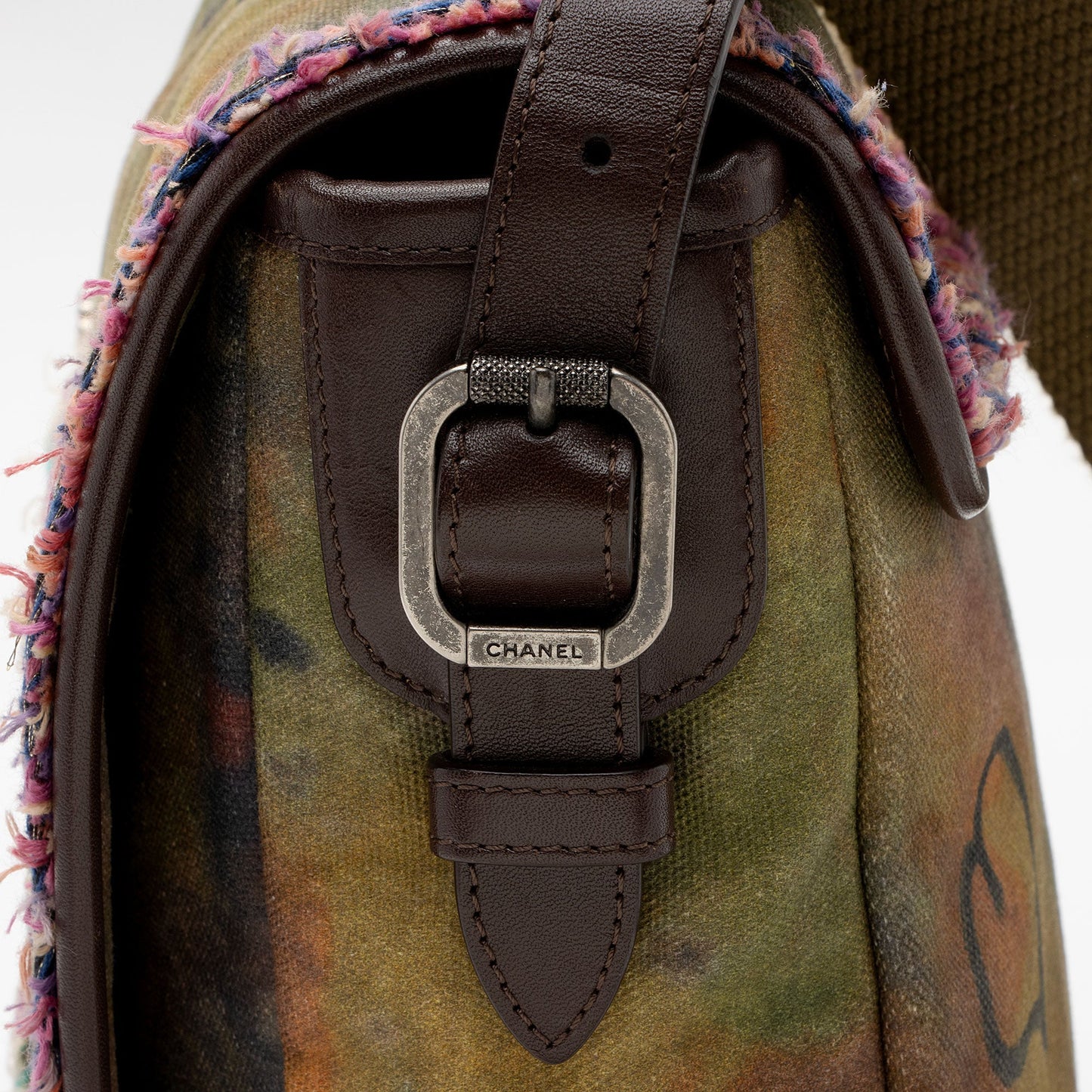 Chanel Canvas On The Pavements CC Messenger Bag (SHF-kA4nOX)