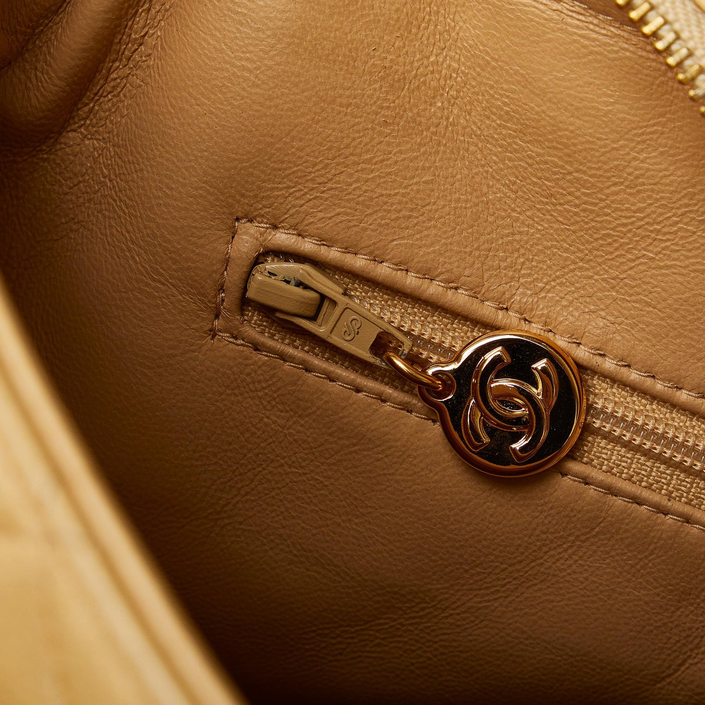 Chanel Caviar Front Pocket Shoulder Bag (SHG-pwata3)