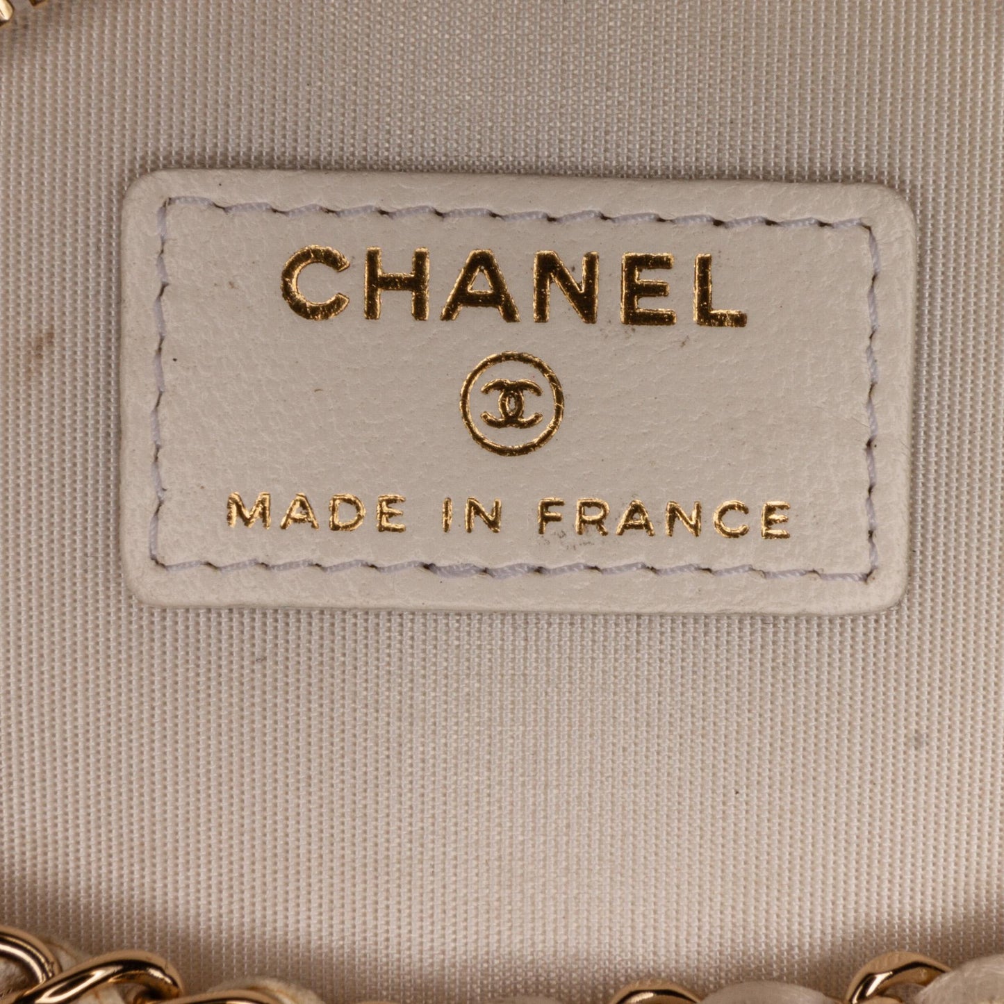 Chanel Chain and Charm Vanity Case (SHG-uYievW)