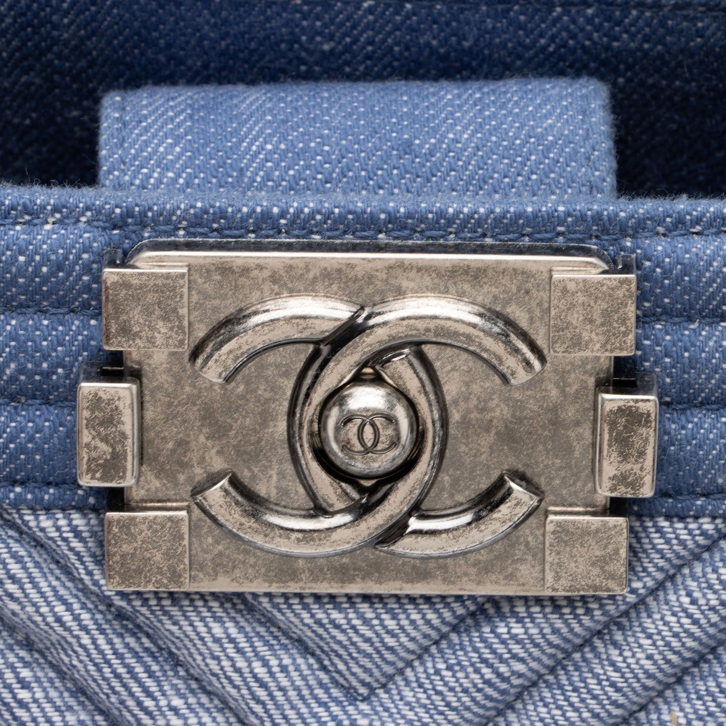 Chanel Chevron Denim Boy Tote (SHF-z2AHH6)