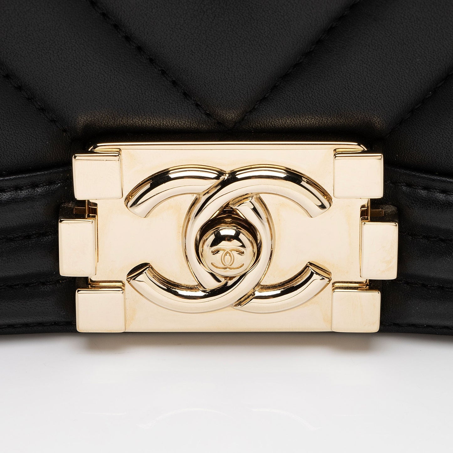 Chanel Chevron Lambskin New Medium Boy Bag (SHF-KOMM25)