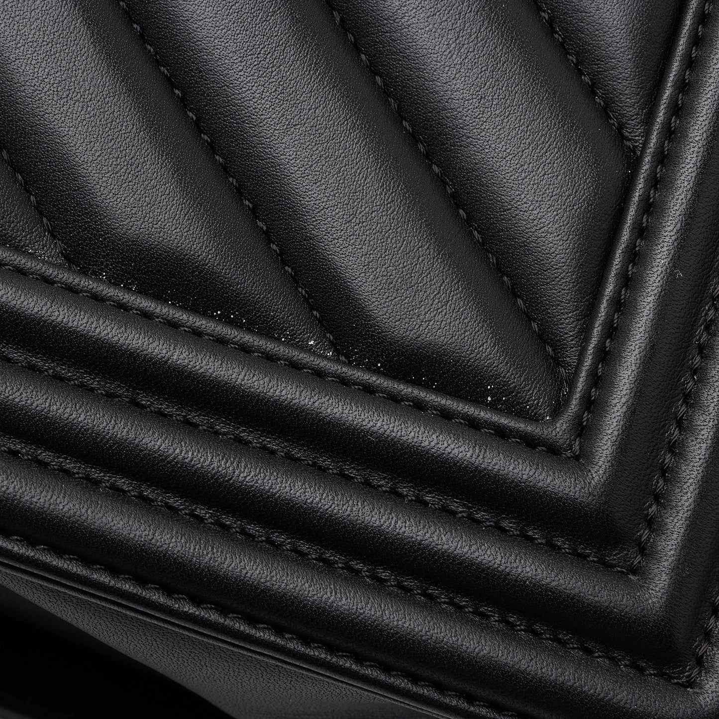 Chanel Chevron Lambskin New Medium Boy Bag (SHF-KOMM25)