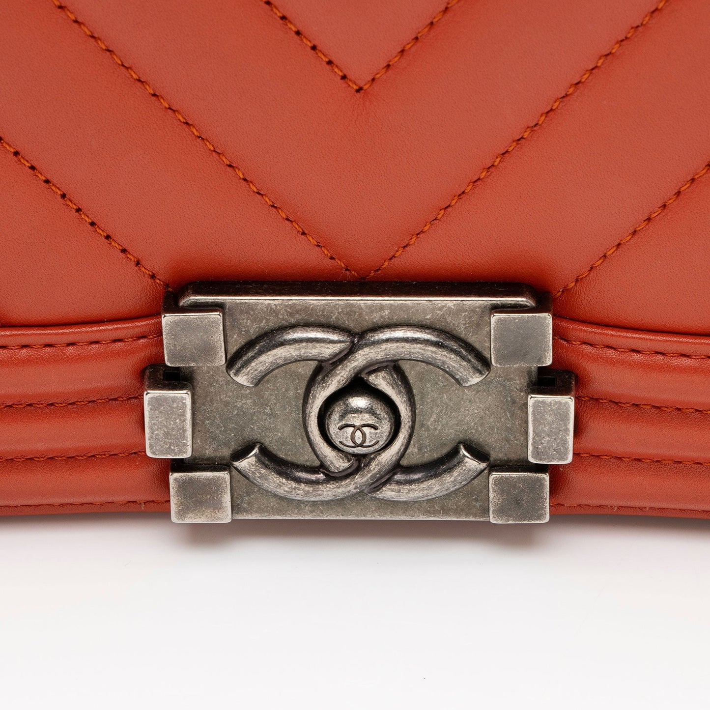 Chanel Chevron Lambskin Old Medium Boy Bag (SHF-ve5YS5)