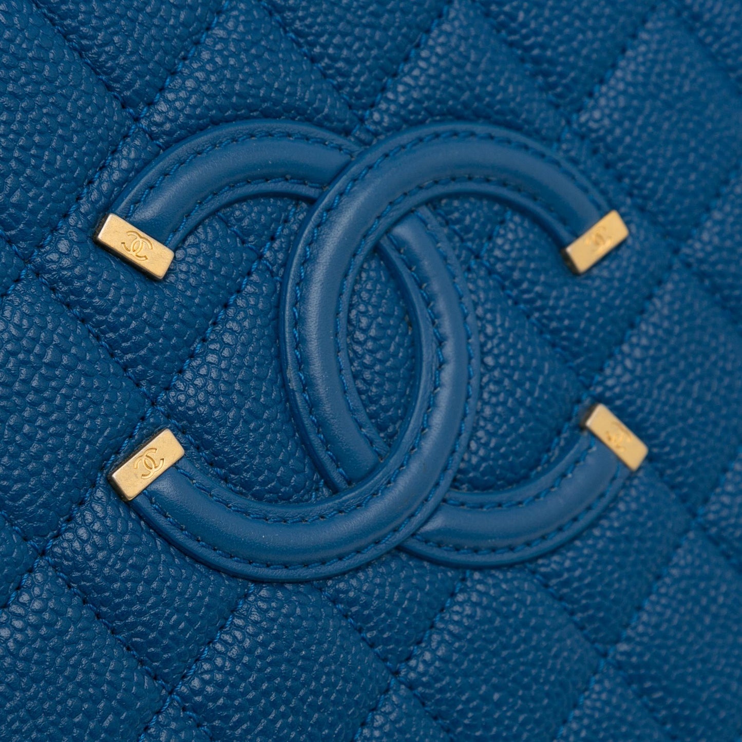Chanel Medium CC Filigree Caviar Vanity Case (SHG-hDYH99)