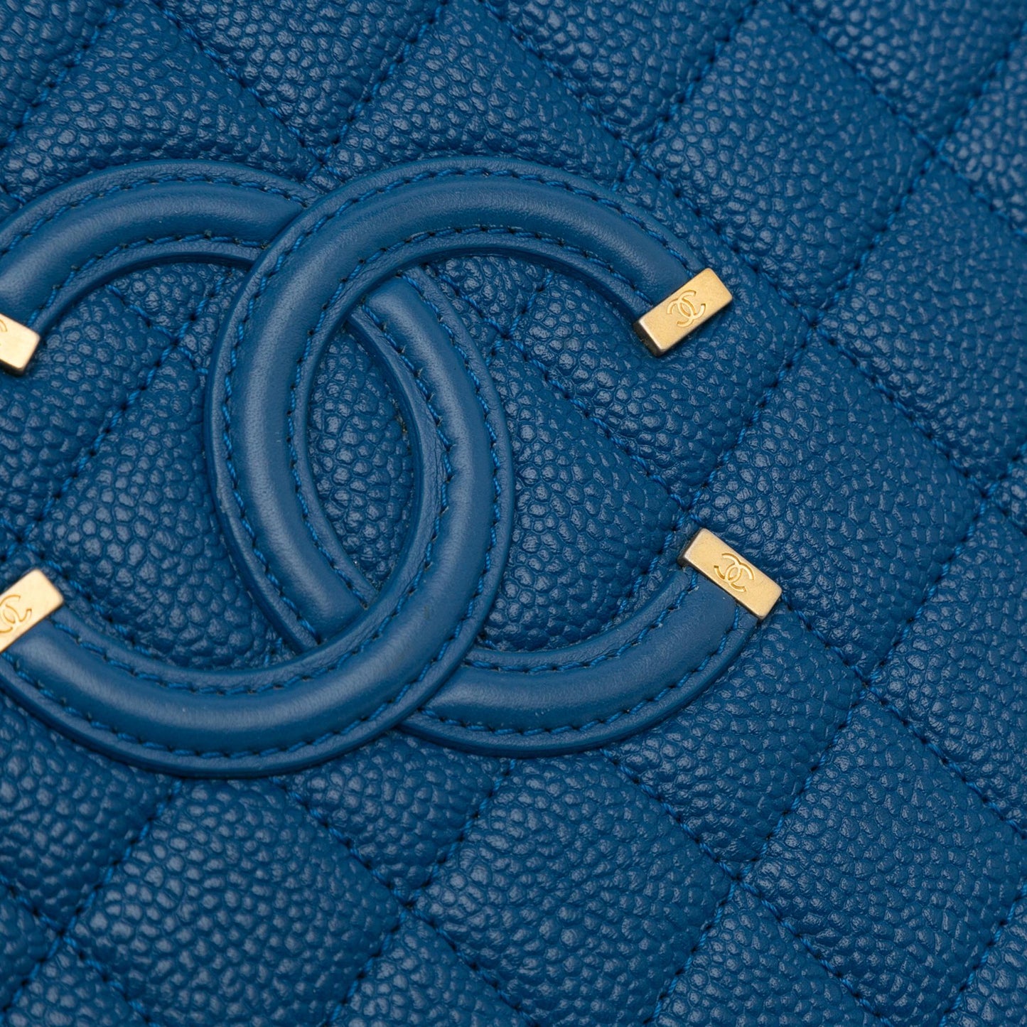 Chanel Medium CC Filigree Caviar Vanity Case (SHG-hDYH99)