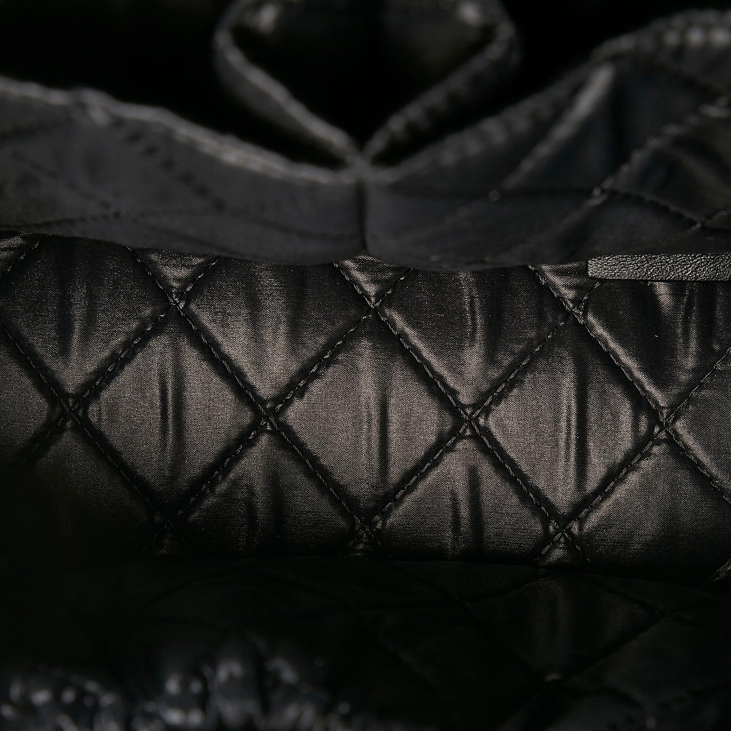 Chanel Medium Curvy Cosmetic Pouch (SHG-rMKslc)