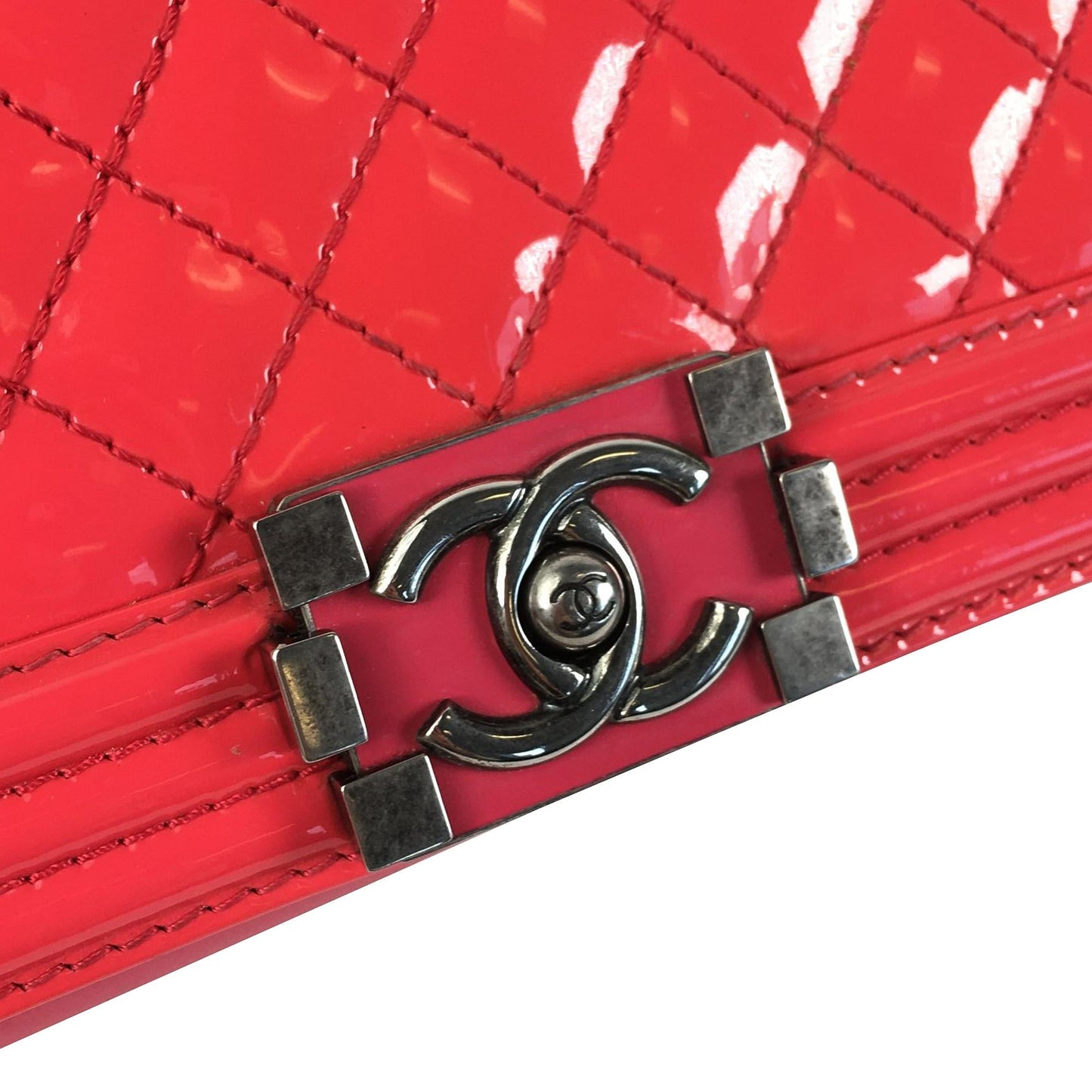 Chanel Medium Patent Boy Flap (SHG-5SohTg)