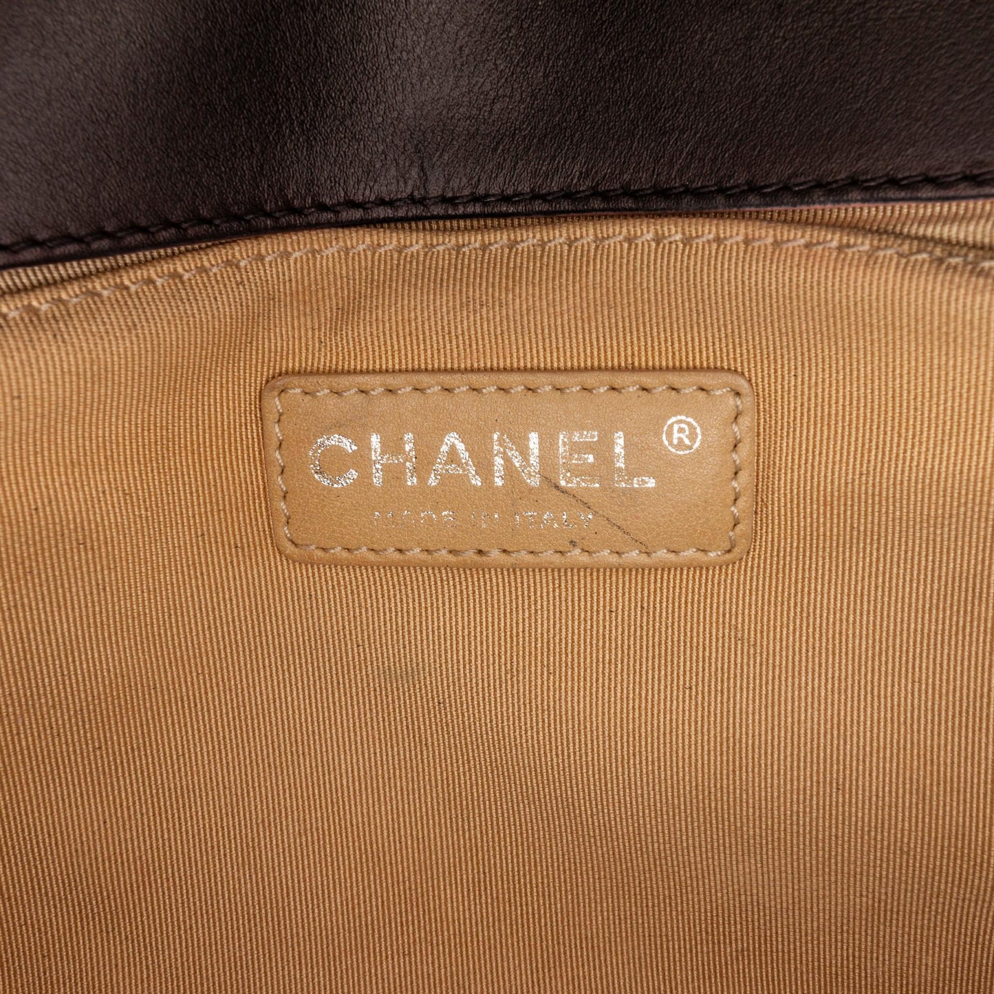 Chanel Medium Patent Chevron Boy Flap (SHG-vpSXfu)