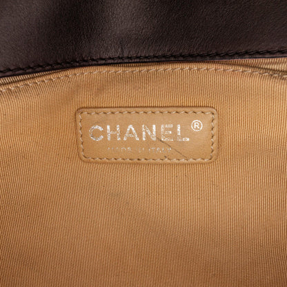 Chanel Medium Patent Chevron Boy Flap (SHG-vpSXfu)