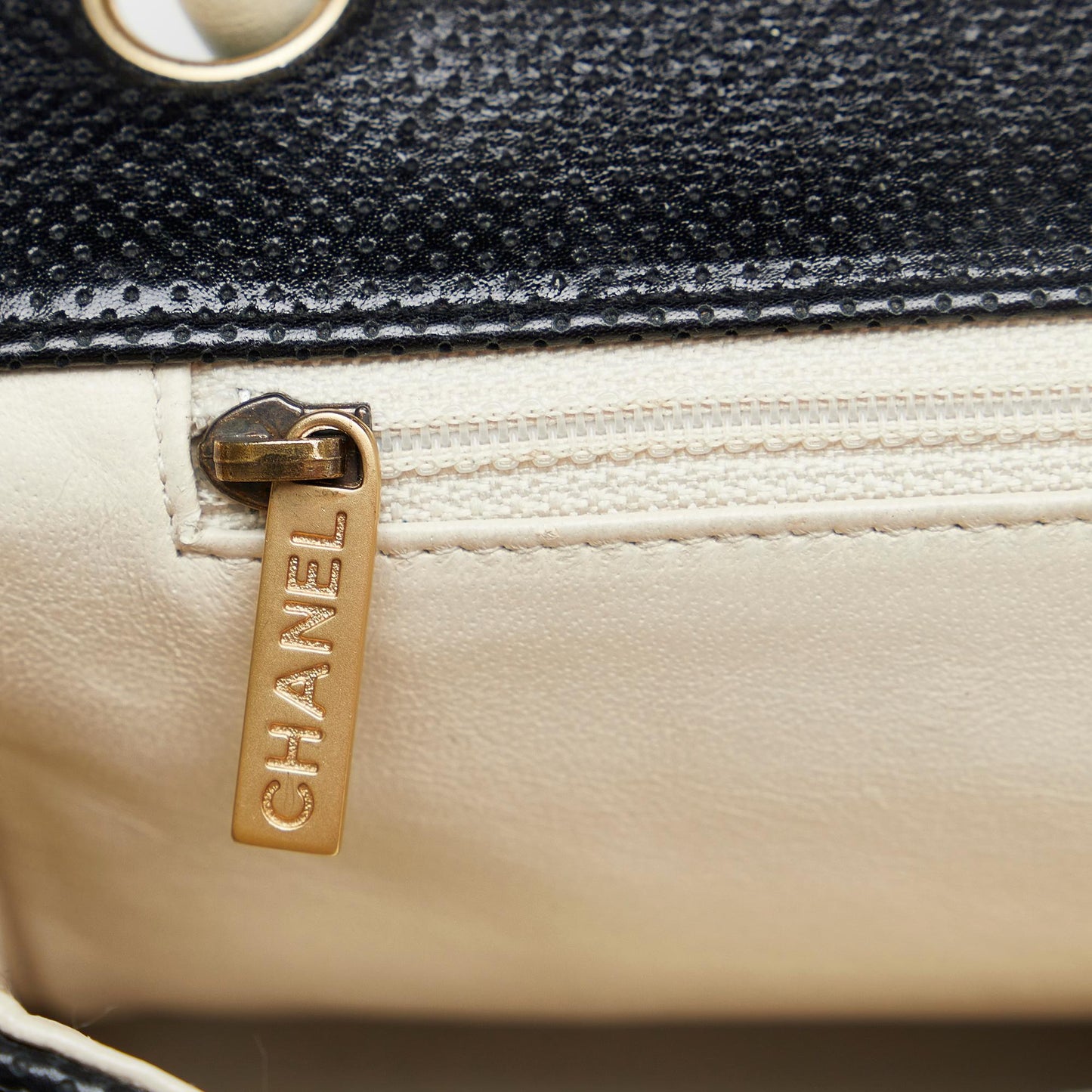Chanel Medium Peforated Lambskin Single Flap (SHG-Cy4DJQ)