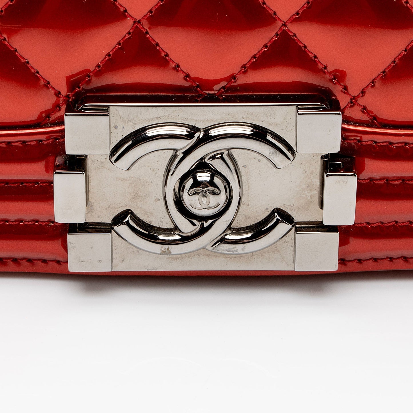 Chanel Metallic Patent Leather Old Medium Boy Bag (SHF-Gxw2JA)