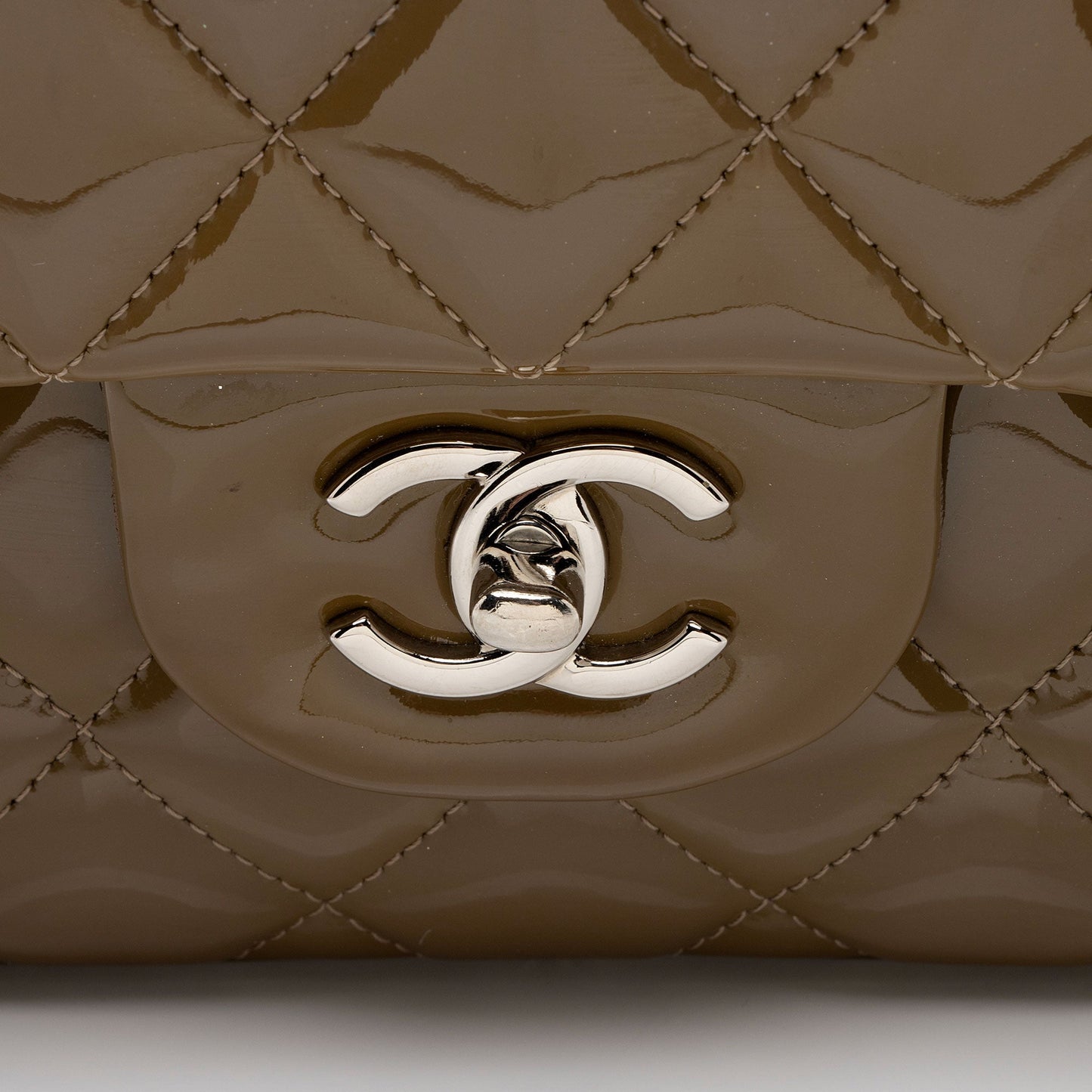 Chanel Patent Leather Classic Jumbo Double Flap Bag (SHF-jE6UCt)
