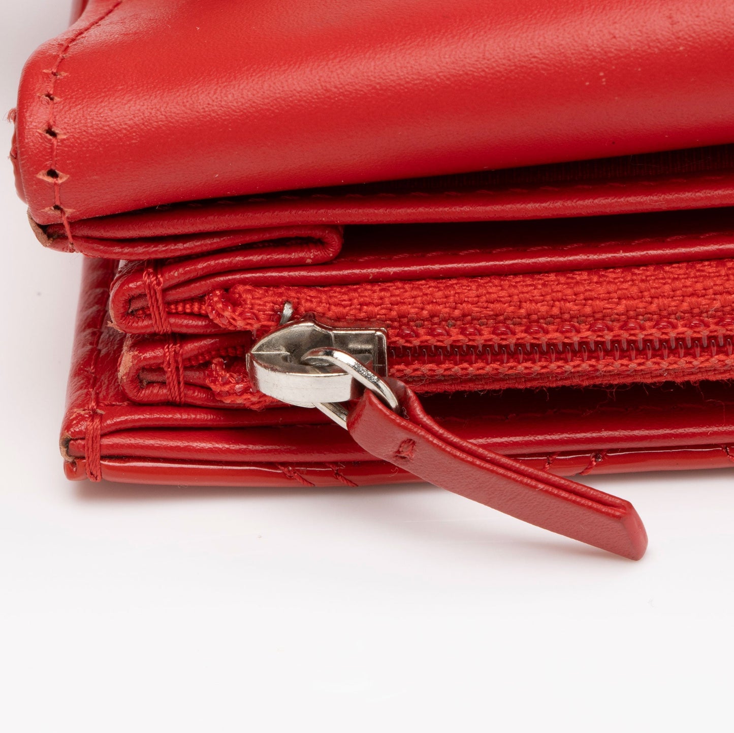 Chanel Patent Leather Diamond Stitch Flap Wallet (SHF-Ql4n4i)
