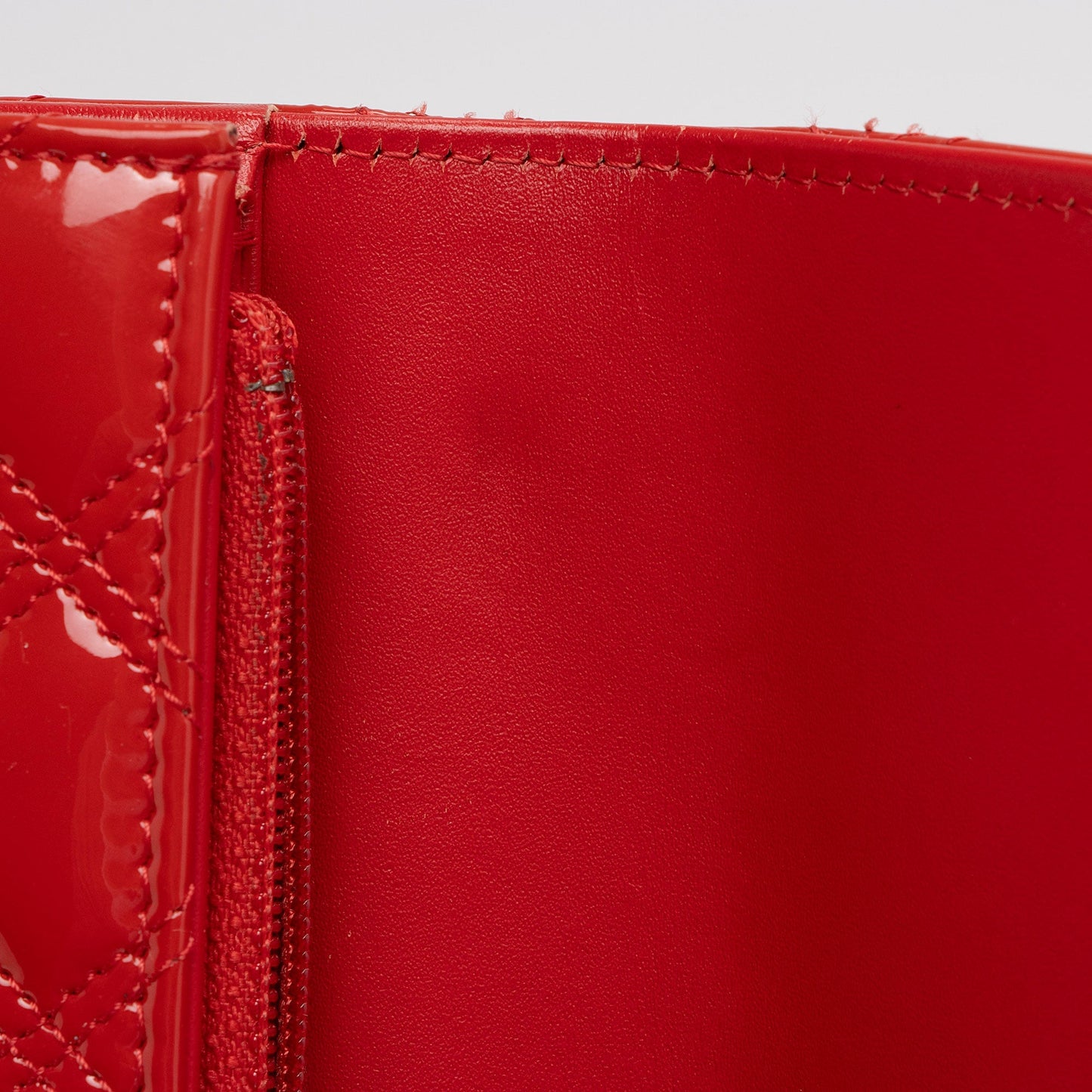 Chanel Patent Leather Diamond Stitch Flap Wallet (SHF-Ql4n4i)