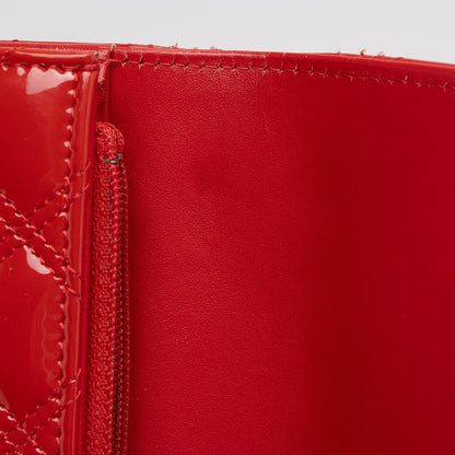 Chanel Patent Leather Diamond Stitch Flap Wallet (SHF-Ql4n4i)