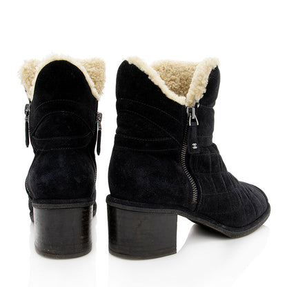 Chanel Quilted Suede Shearling Ankle Boots - Size 8.5 / 38.5 (SHF-18371)