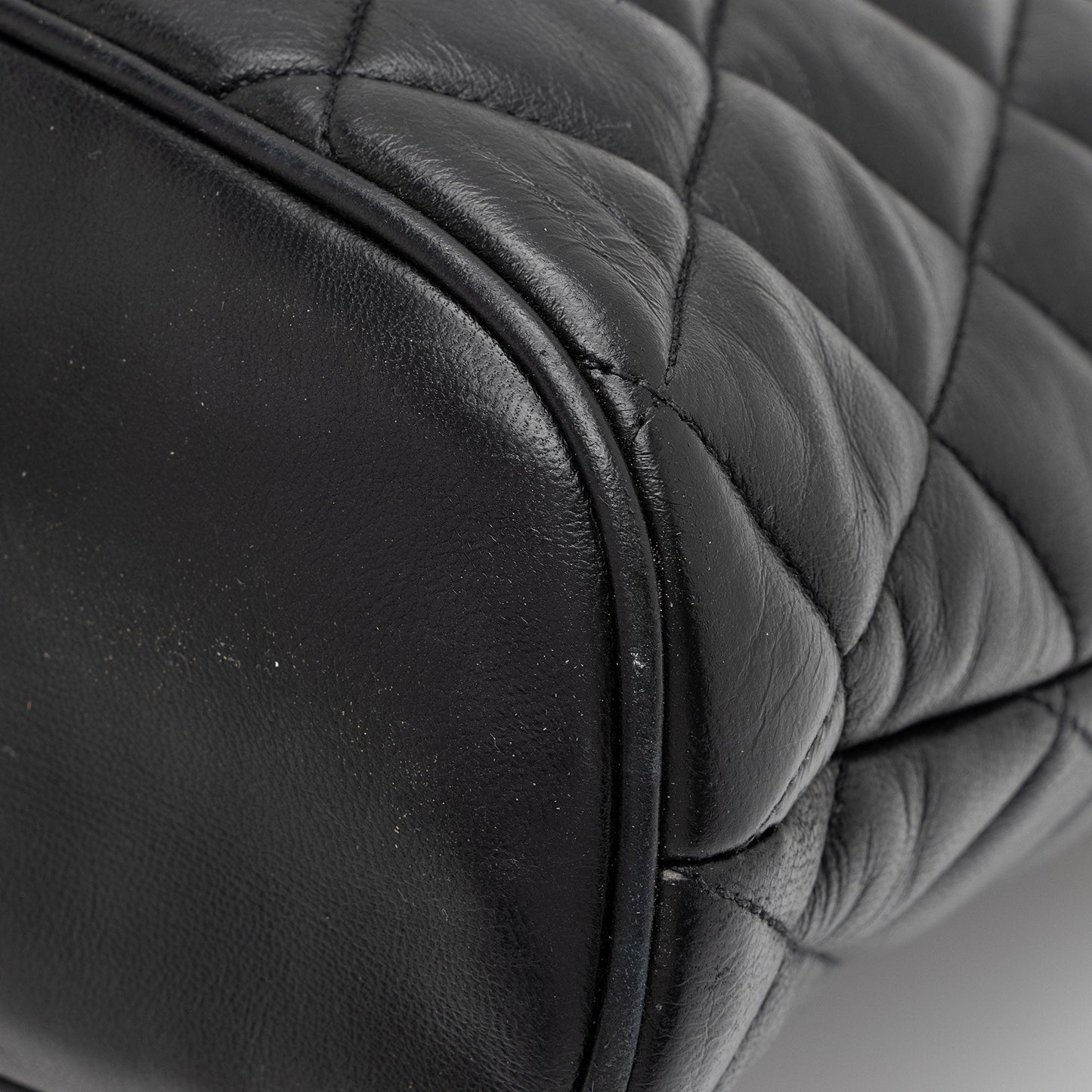 Chanel Vintage Quilted Lambskin Medium Shoulder Bag (SHF-lBlF7a)