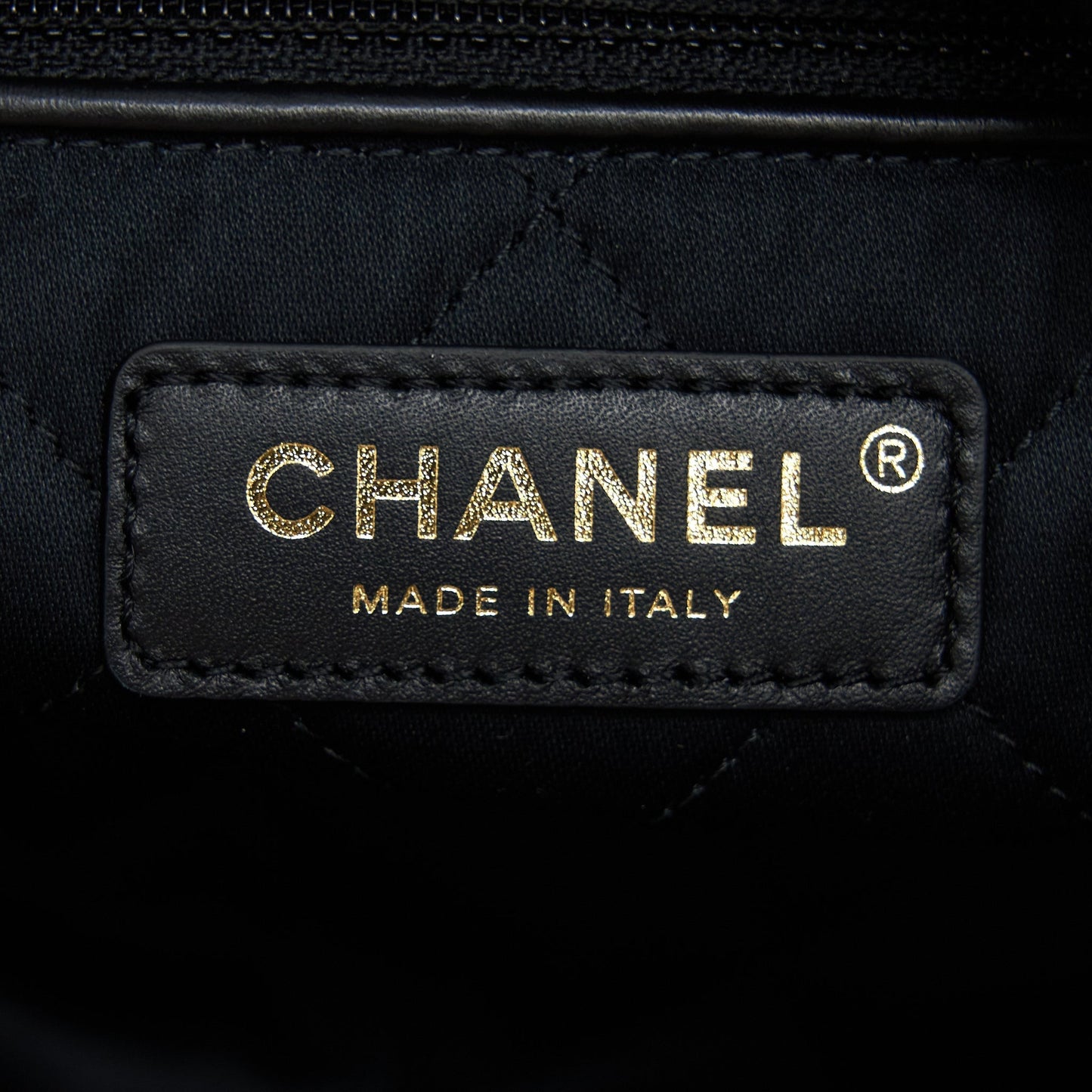 Chanel Medium 22 Bag Tweed Multicolour GHW(Microchip)