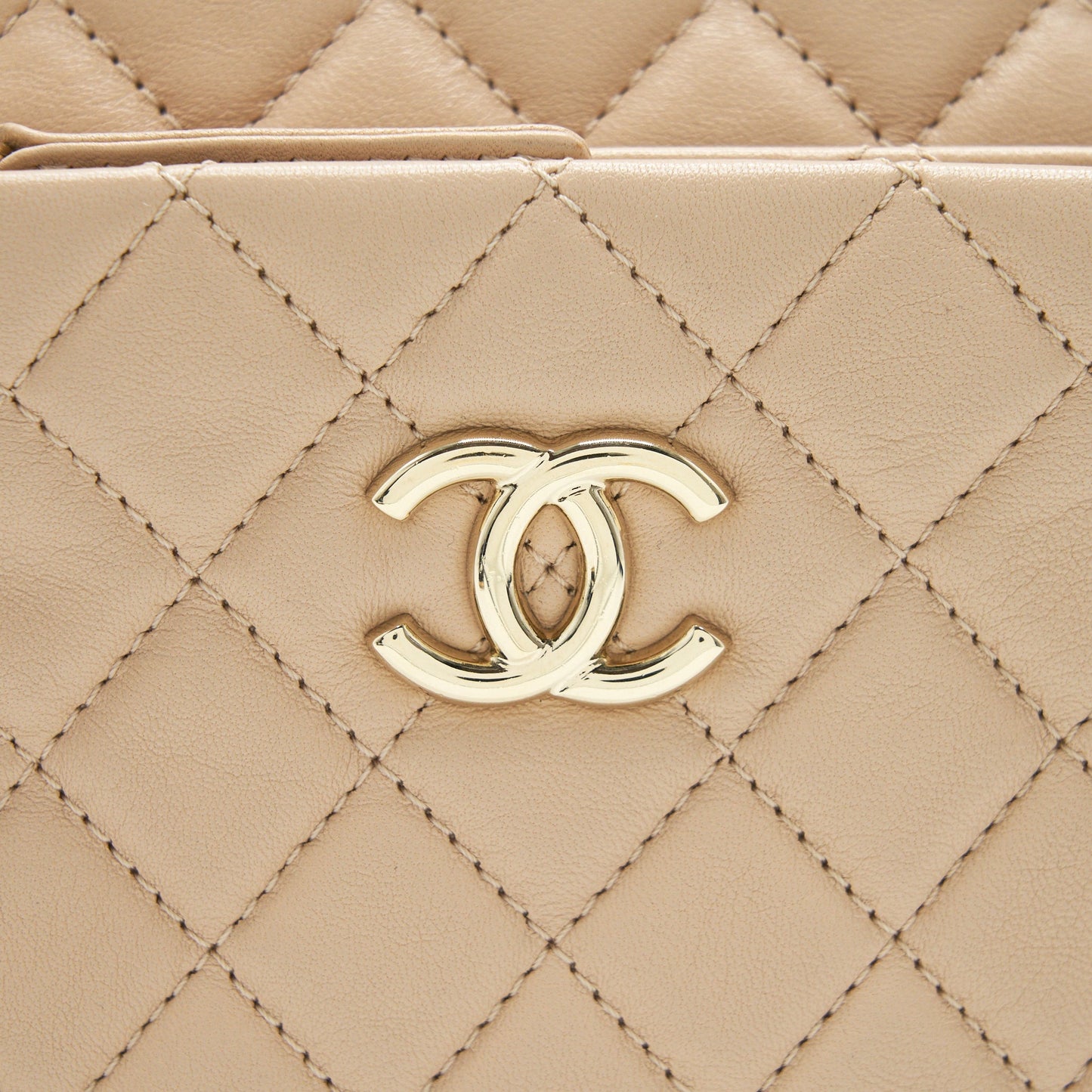 Chanel Quilted Chain Shoulder Bag/ Crossbody Bag beige LGHW